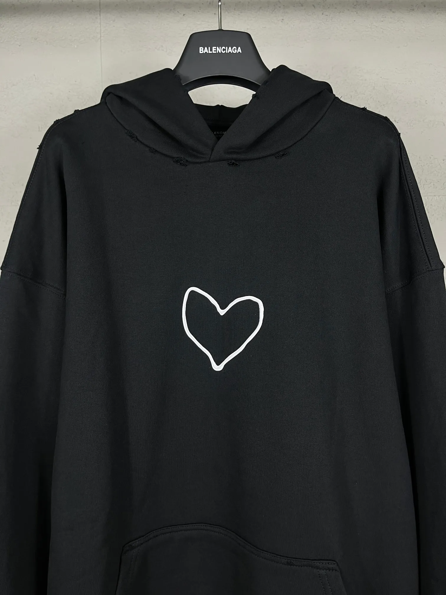 🅿️330 real photos [Top version. Official website quality] BALENCI*GA/Paris. SS24 Paris Chinese Valentine's Day limited edition love LOGO printing, finished product washed and worn hooded sweatshirt. Brick cabinet synchronization. Genuine product developed at the first time, happy to print and compare! The fabric is made of Paris ZP custom-woven and dyed cotton sweatshirt. Weighing 460 grams, the cloth surface is clean. The cloth pattern is clear, soft and comfortable. The threads are dyed with no color difference. The printing uses environmentally friendly imported materials. The letters are clear and the effect is three-dimensional. The version adopts OS loose shoulder design. Same style for men and women. Code: BL238907 Color: black, pink Size: XS S M L