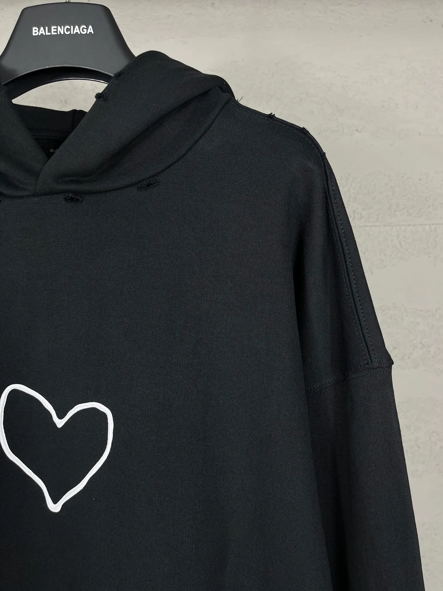🅿️330 real photos [Top version. Official website quality] BALENCI*GA/Paris. SS24 Paris Chinese Valentine's Day limited edition love LOGO printing, finished product washed and worn hooded sweatshirt. Brick cabinet synchronization. Genuine product developed at the first time, happy to print and compare! The fabric is made of Paris ZP custom-woven and dyed cotton sweatshirt. Weighing 460 grams, the cloth surface is clean. The cloth pattern is clear, soft and comfortable. The threads are dyed with no color difference. The printing uses environmentally friendly imported materials. The letters are clear and the effect is three-dimensional. The version adopts OS loose shoulder design. Same style for men and women. Code: BL238907 Color: black, pink Size: XS S M L