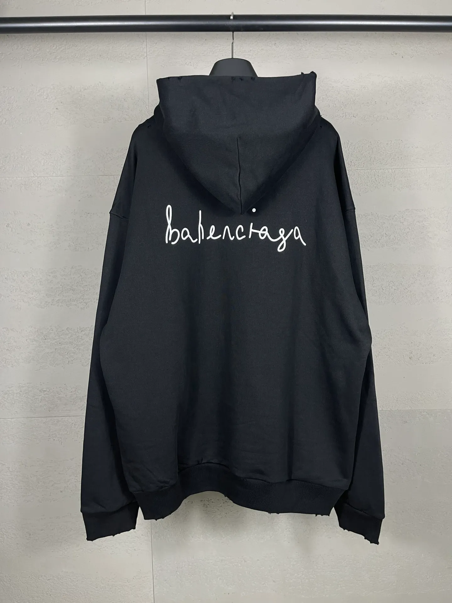 🅿️330 real photos [Top version. Official website quality] BALENCI*GA/Paris. SS24 Paris Chinese Valentine's Day limited edition love LOGO printing, finished product washed and worn hooded sweatshirt. Brick cabinet synchronization. Genuine product developed at the first time, happy to print and compare! The fabric is made of Paris ZP custom-woven and dyed cotton sweatshirt. Weighing 460 grams, the cloth surface is clean. The cloth pattern is clear, soft and comfortable. The threads are dyed with no color difference. The printing uses environmentally friendly imported materials. The letters are clear and the effect is three-dimensional. The version adopts OS loose shoulder design. Same style for men and women. Code: BL238907 Color: black, pink Size: XS S M L