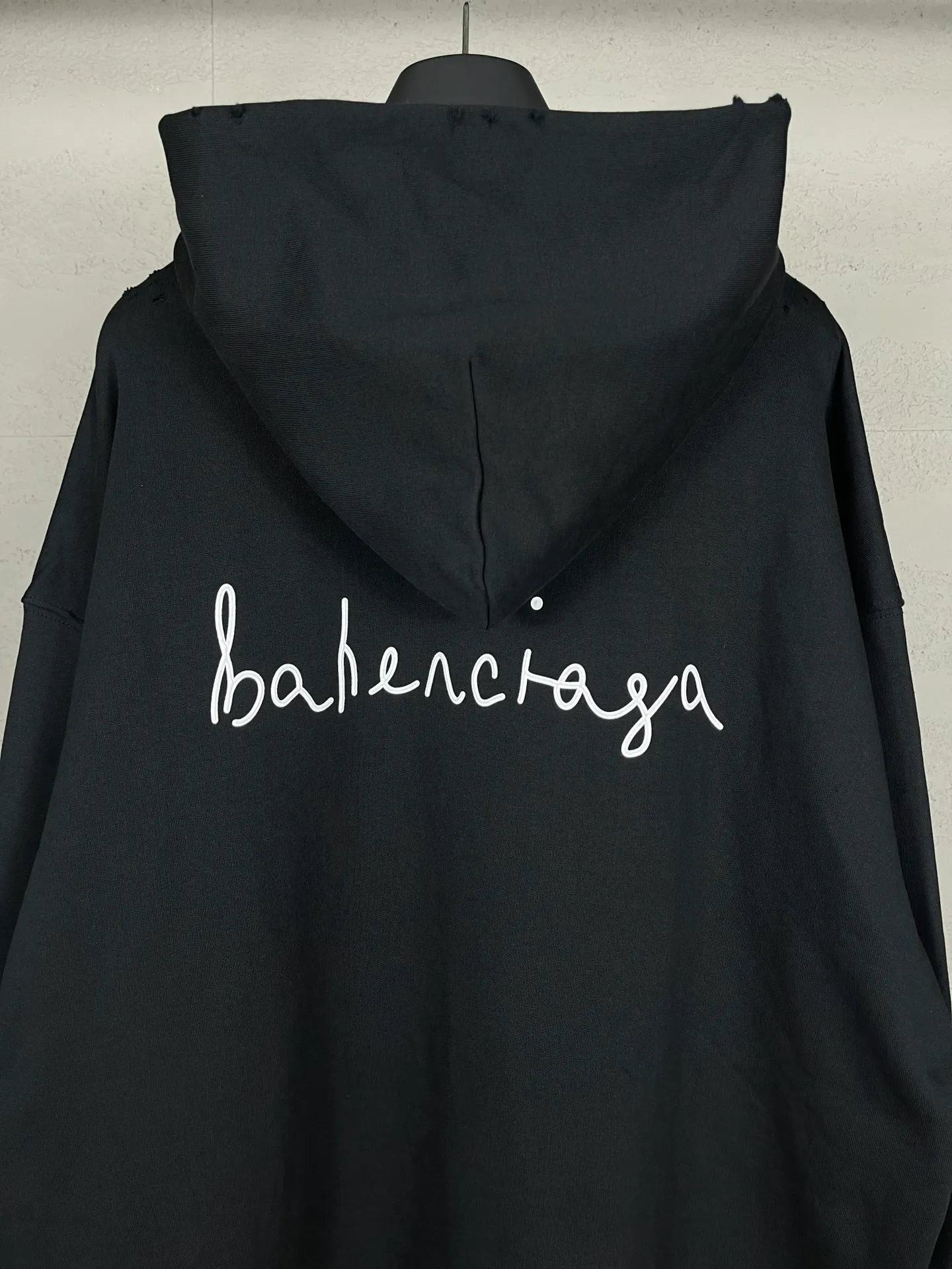🅿️330 real photos [Top version. Official website quality] BALENCI*GA/Paris. SS24 Paris Chinese Valentine's Day limited edition love LOGO printing, finished product washed and worn hooded sweatshirt. Brick cabinet synchronization. Genuine product developed at the first time, happy to print and compare! The fabric is made of Paris ZP custom-woven and dyed cotton sweatshirt. Weighing 460 grams, the cloth surface is clean. The cloth pattern is clear, soft and comfortable. The threads are dyed with no color difference. The printing uses environmentally friendly imported materials. The letters are clear and the effect is three-dimensional. The version adopts OS loose shoulder design. Same style for men and women. Code: BL238907 Color: black, pink Size: XS S M L
