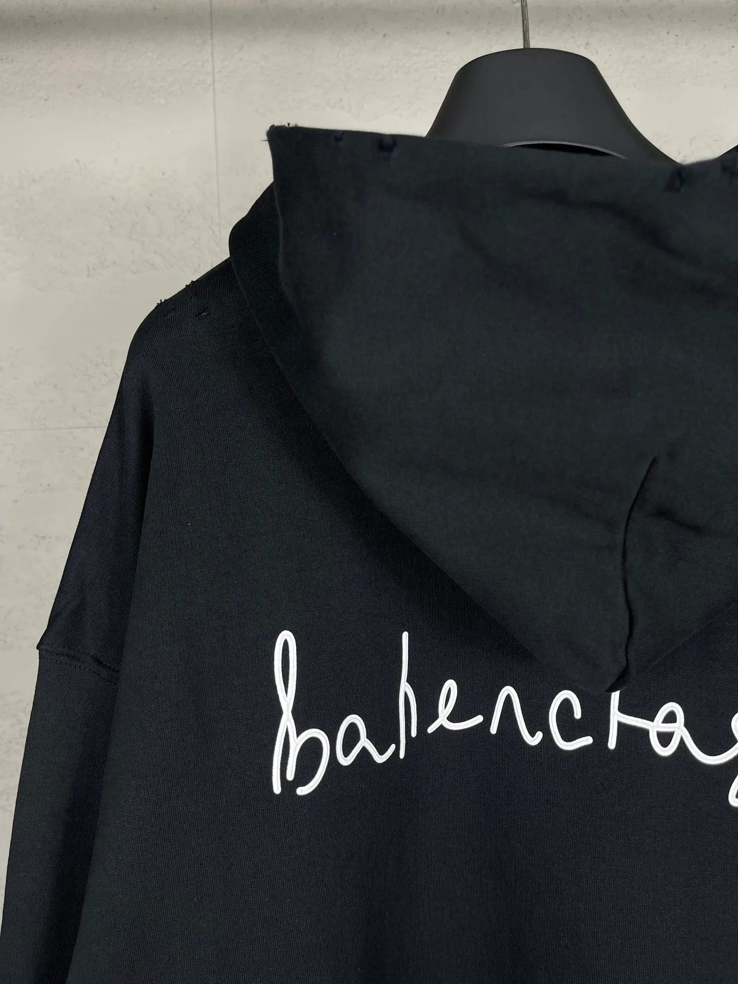 🅿️330 real photos [Top version. Official website quality] BALENCI*GA/Paris. SS24 Paris Chinese Valentine's Day limited edition love LOGO printing, finished product washed and worn hooded sweatshirt. Brick cabinet synchronization. Genuine product developed at the first time, happy to print and compare! The fabric is made of Paris ZP custom-woven and dyed cotton sweatshirt. Weighing 460 grams, the cloth surface is clean. The cloth pattern is clear, soft and comfortable. The threads are dyed with no color difference. The printing uses environmentally friendly imported materials. The letters are clear and the effect is three-dimensional. The version adopts OS loose shoulder design. Same style for men and women. Code: BL238907 Color: black, pink Size: XS S M L