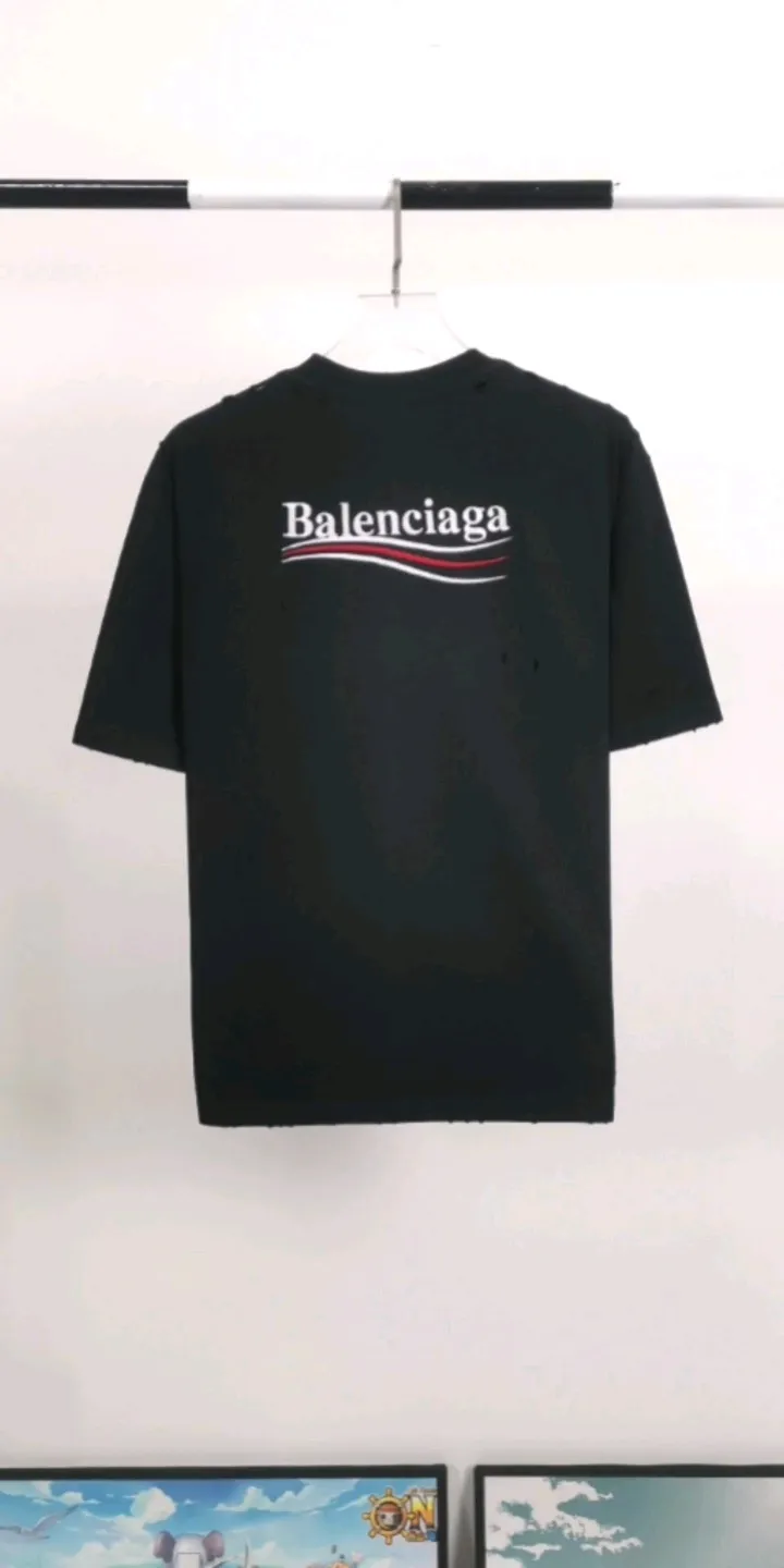 Real shot of the video - the top tested version of Balenciaga BALENCIAGA Cola hole wheat wave embroidery printed male and female couple stars the same style short-sleeved T-shirts. Three colors are available, ensuring the same fabric as the original version, no color difference! Customized dyeing in a package! INS, Xiaohongshu’s popular style, classics that never fade away! The king of orders in Spain, the fried chicken is highly recommended! 32S 280g pure cotton double yarn fabric, comfortable and wide! Full of drape! The printing uses Tajima embroidery machine imported from Japan, which is known as the fighter among embroidery machines. The embroidery is meticulous, with no threads or skipped threads, the printing and embroidery are full and fine, and the letter spacing is consistent with ZP! Wearing it gives you full confidence and peace of mind! The labels and washes are all correct! On behalf of G at the same level! Consistent packaging at the counter! The holes on the neckline are inlaid by hand, and the holes on the body are all pierced by in-line scanning, all of which are one-to-one craftsmanship! Size: XS-L Color: Black P:270