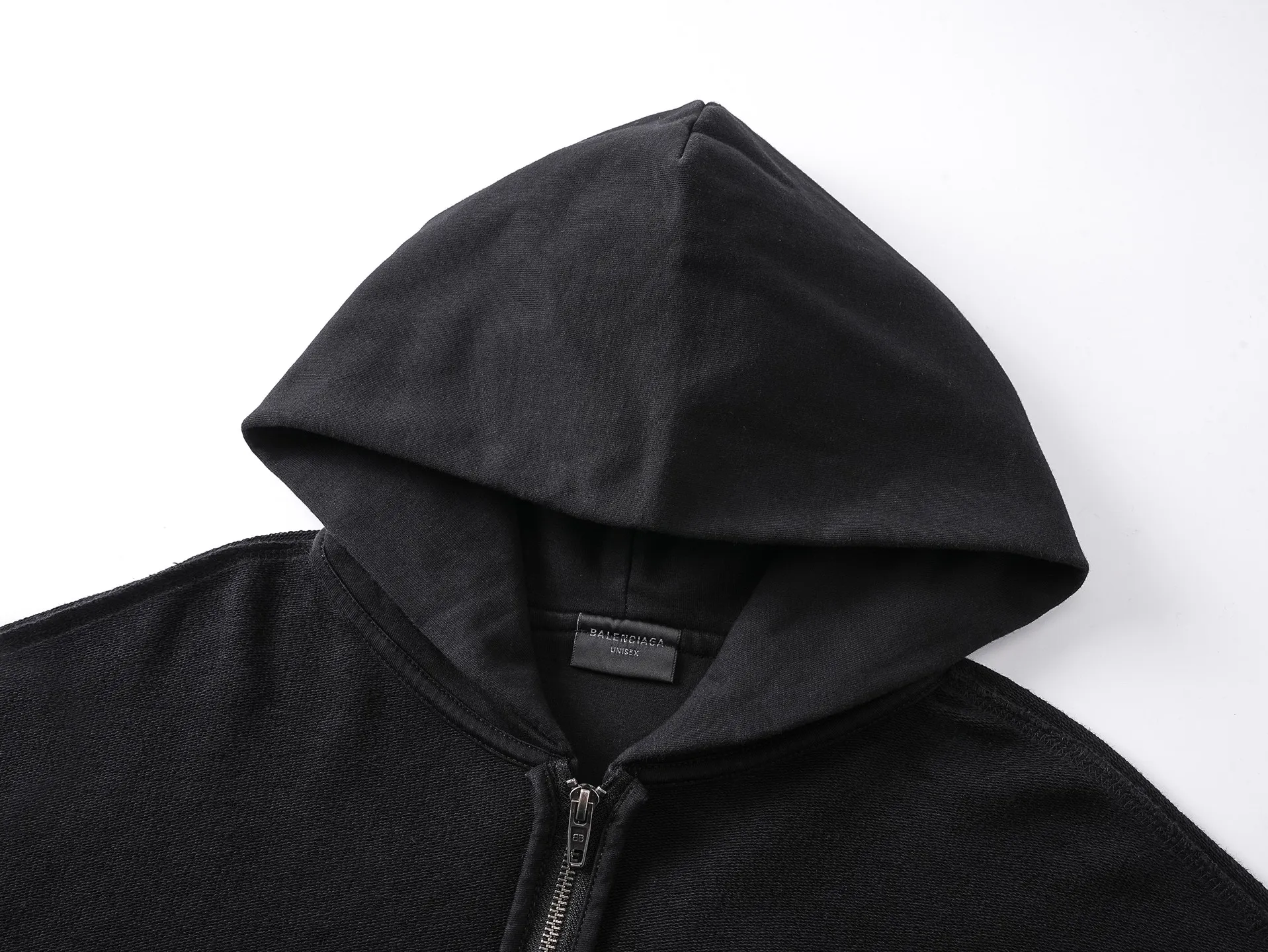 🅿️390 - BALENCI*GA Paris reverse embroidered washed distressed hooded zipper sweatshirt. The front and back embroidery is reverse embroidered with imported Tajima embroidery machine. The garment is stitched on the reverse. Ready-made garments are washed. Customized matching hardware. The letters are clear. The effect is three-dimensional. Exclusively pattern-woven and dyed 460g fabric. Threads are dyed in the same vat with zero color difference. Brick cabinet synchronization. Welcome to compare. Same style for men and women -Color: washed black -SIZE: Xs S M L style number 8993#