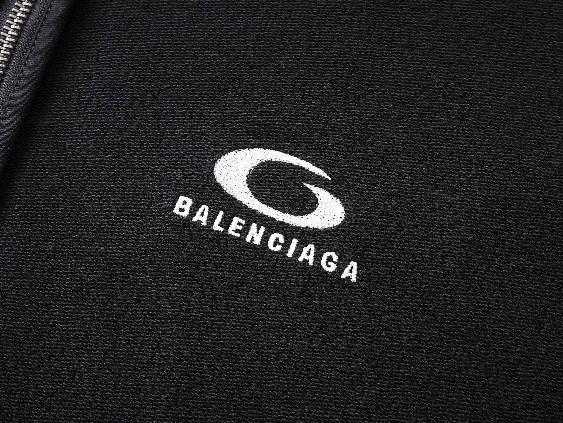 🅿️390 - BALENCI*GA Paris reverse embroidered washed distressed hooded zipper sweatshirt. The front and back embroidery is reverse embroidered with imported Tajima embroidery machine. The garment is stitched on the reverse. Ready-made garments are washed. Customized matching hardware. The letters are clear. The effect is three-dimensional. Exclusively pattern-woven and dyed 460g fabric. Threads are dyed in the same vat with zero color difference. Brick cabinet synchronization. Welcome to compare. Same style for men and women -Color: washed black -SIZE: Xs S M L style number 8993#