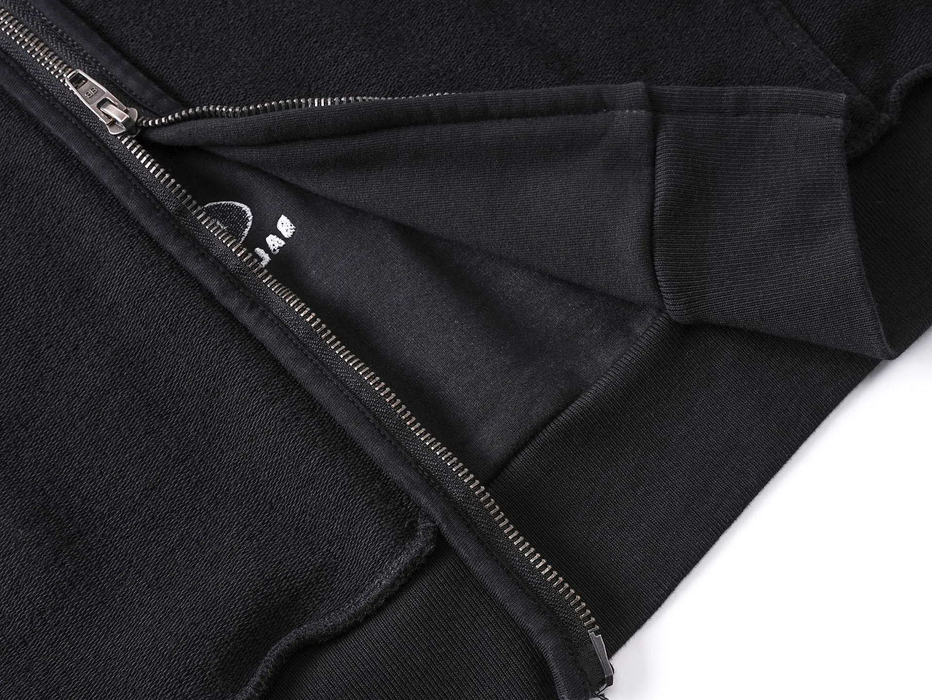 🅿️390 - BALENCI*GA Paris reverse embroidered washed distressed hooded zipper sweatshirt. The front and back embroidery is reverse embroidered with imported Tajima embroidery machine. The garment is stitched on the reverse. Ready-made garments are washed. Customized matching hardware. The letters are clear. The effect is three-dimensional. Exclusively pattern-woven and dyed 460g fabric. Threads are dyed in the same vat with zero color difference. Brick cabinet synchronization. Welcome to compare. Same style for men and women -Color: washed black -SIZE: Xs S M L style number 8993#