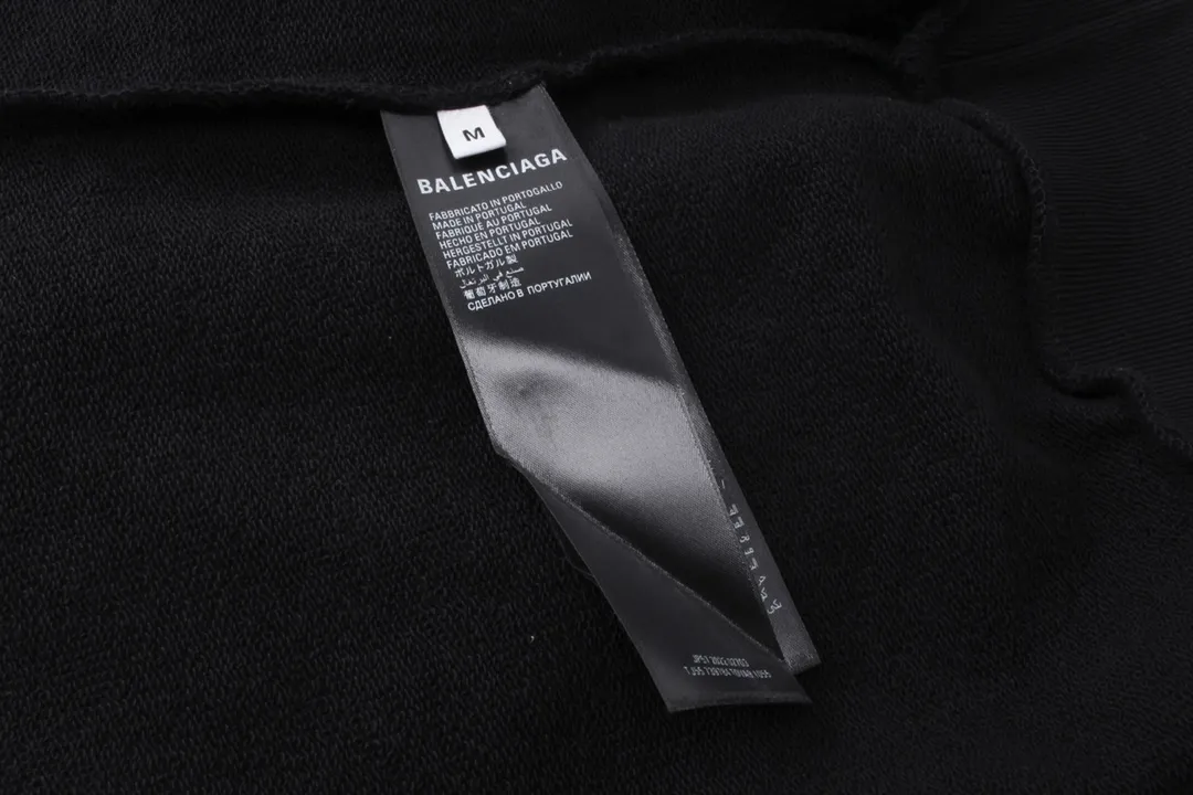 🅿️250 Detailed picture [Top version. Official website quality] BALENCI*GA/Paris BALENCI*GA# 2024 spring and summer new style, long-sleeved round neck sweatshirt with classic LOGO printed all over it. 2024 spring and summer new product. Brick cabinet synchronization. Welcome to compare. The fabric is made of Paris ZP custom-woven and dyed cotton sweatshirt. The weight is 450 grams, the cloth surface is clean, the cloth texture is clear, soft and comfortable. The color fastness is good. It is not easy to change color. The threads are woven and dyed with no color difference. The printing uses imported environmentally friendly rubber paddles, precision stencils, fine LOGO letters, clear letters, no burrs, and a three-dimensional effect. Restore brick cabinet. The version adopts OS loose shoulder style. Same style for men and women. Code: BL235563 Color: black, Mi Xing Size: XS S M L