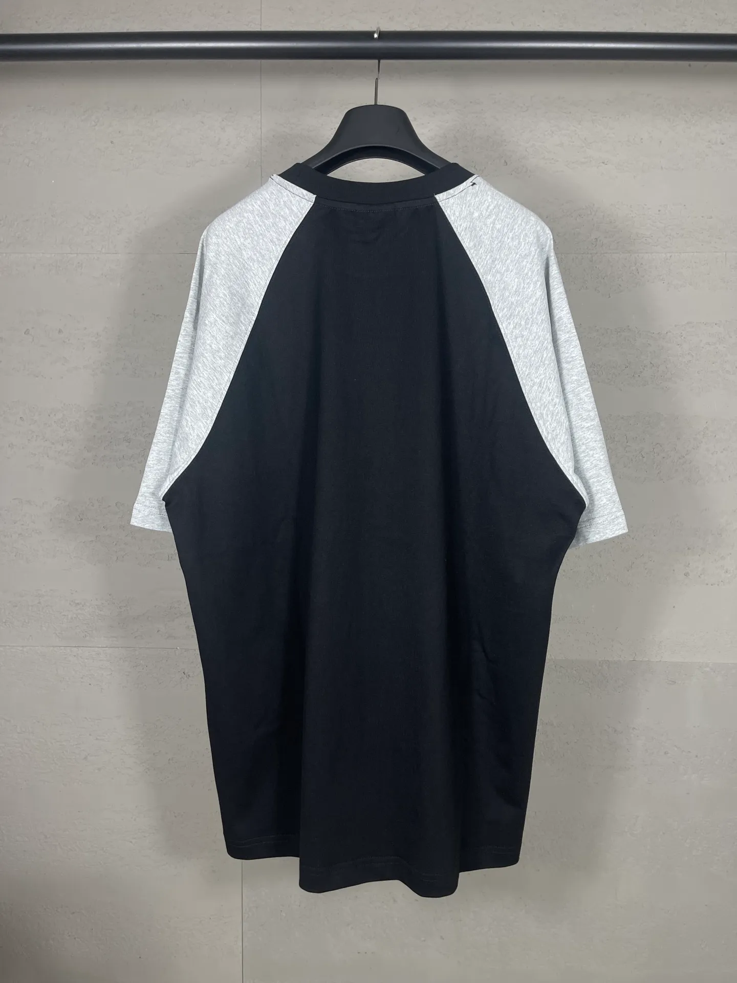 🅿️174 Real photos [Top version. Official website quality] BALENCI*GA/Paris #2024 new style 3m letters classic LOGO raglan color matching new short-sleeved T-shirt. #2024 Spring and Summer Brick Cabinet Synchronization Welcome to compare. The fabric is made of Paris ZP custom-woven and dyed cotton double yarn, with a weight of 260 grams. The cloth surface is clean. The cloth pattern is clear, soft and comfortable. The threads are dyed with no color difference. The classic letter LOGO is printed with imported environmentally friendly glue. The letters are clear and the effect is three-dimensional. Restore the brick cabinet, adopt OS loose shoulder style. Same style for men and women. Code: BL223351 Color: black. Size: XS to L
