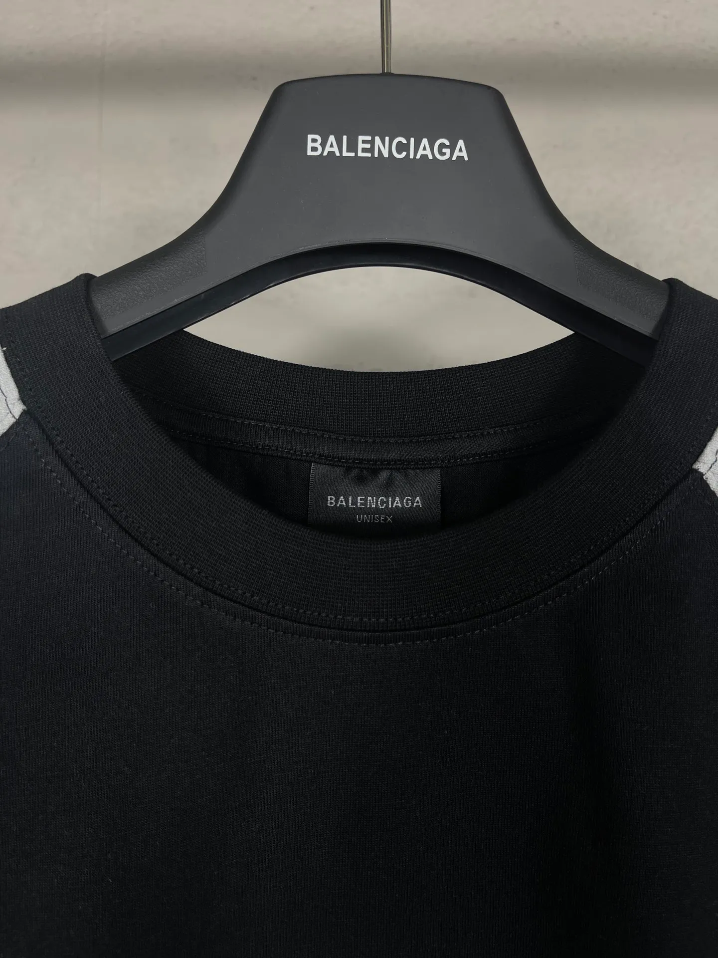 🅿️174 Real photos [Top version. Official website quality] BALENCI*GA/Paris #2024 new style 3m letters classic LOGO raglan color matching new short-sleeved T-shirt. #2024 Spring and Summer Brick Cabinet Synchronization Welcome to compare. The fabric is made of Paris ZP custom-woven and dyed cotton double yarn, with a weight of 260 grams. The cloth surface is clean. The cloth pattern is clear, soft and comfortable. The threads are dyed with no color difference. The classic letter LOGO is printed with imported environmentally friendly glue. The letters are clear and the effect is three-dimensional. Restore the brick cabinet, adopt OS loose shoulder style. Same style for men and women. Code: BL223351 Color: black. Size: XS to L