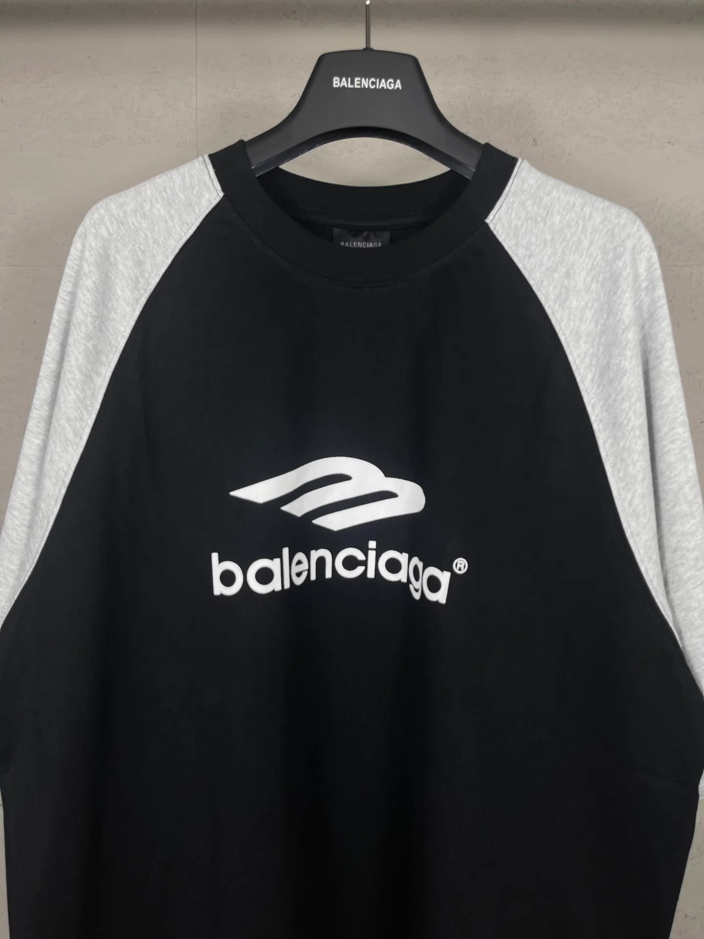 🅿️174 Real photos [Top version. Official website quality] BALENCI*GA/Paris #2024 new style 3m letters classic LOGO raglan color matching new short-sleeved T-shirt. #2024 Spring and Summer Brick Cabinet Synchronization Welcome to compare. The fabric is made of Paris ZP custom-woven and dyed cotton double yarn, with a weight of 260 grams. The cloth surface is clean. The cloth pattern is clear, soft and comfortable. The threads are dyed with no color difference. The classic letter LOGO is printed with imported environmentally friendly glue. The letters are clear and the effect is three-dimensional. Restore the brick cabinet, adopt OS loose shoulder style. Same style for men and women. Code: BL223351 Color: black. Size: XS to L
