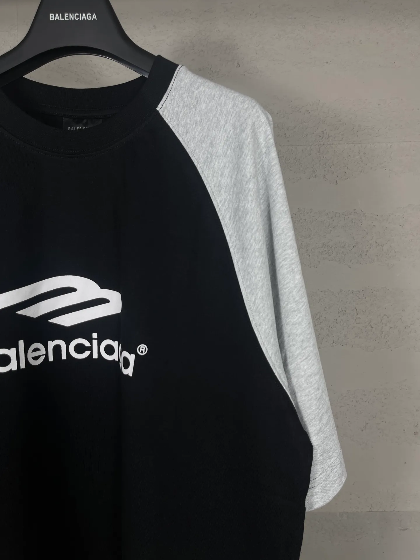 🅿️174 Real photos [Top version. Official website quality] BALENCI*GA/Paris #2024 new style 3m letters classic LOGO raglan color matching new short-sleeved T-shirt. #2024 Spring and Summer Brick Cabinet Synchronization Welcome to compare. The fabric is made of Paris ZP custom-woven and dyed cotton double yarn, with a weight of 260 grams. The cloth surface is clean. The cloth pattern is clear, soft and comfortable. The threads are dyed with no color difference. The classic letter LOGO is printed with imported environmentally friendly glue. The letters are clear and the effect is three-dimensional. Restore the brick cabinet, adopt OS loose shoulder style. Same style for men and women. Code: BL223351 Color: black. Size: XS to L
