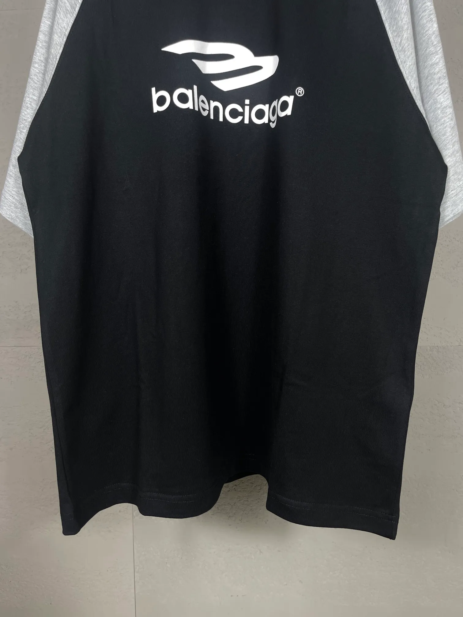🅿️174 Real photos [Top version. Official website quality] BALENCI*GA/Paris #2024 new style 3m letters classic LOGO raglan color matching new short-sleeved T-shirt. #2024 Spring and Summer Brick Cabinet Synchronization Welcome to compare. The fabric is made of Paris ZP custom-woven and dyed cotton double yarn, with a weight of 260 grams. The cloth surface is clean. The cloth pattern is clear, soft and comfortable. The threads are dyed with no color difference. The classic letter LOGO is printed with imported environmentally friendly glue. The letters are clear and the effect is three-dimensional. Restore the brick cabinet, adopt OS loose shoulder style. Same style for men and women. Code: BL223351 Color: black. Size: XS to L