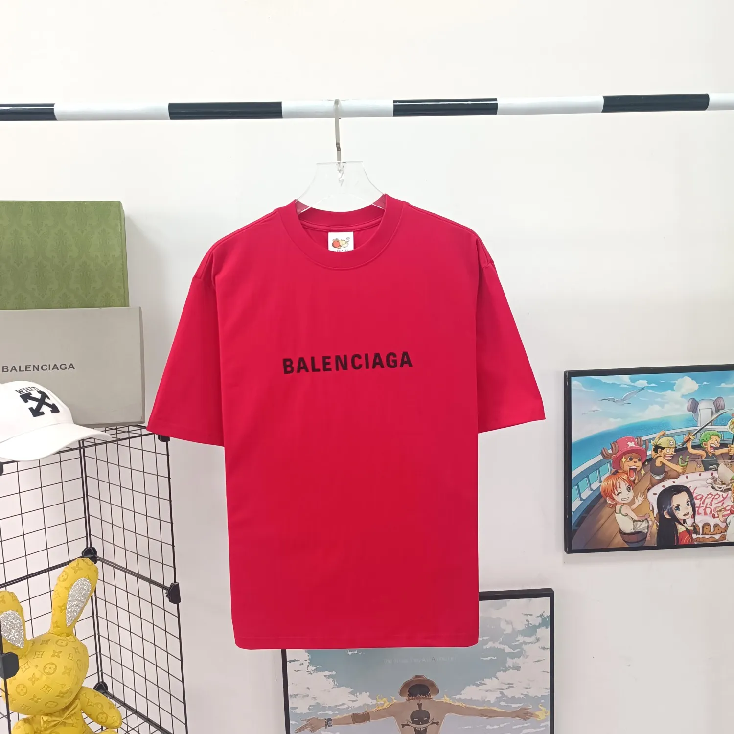 [New] Top tried version Balenciaga 23ss Balenciaga black letter embroidery reversible short-sleeved T-shirt for male and female couples stars 16-count combed siro-spun plain cloth is used for environmentally friendly vulcanization dyeing of the board. The weight of the finished garment is 360 grams. Dust-free singeing and food-feeding processes ensure that the cloth surface is clear and dust-free. Environmentally-friendly vulcanization dyeing and dust-free singeing and food-feeding processes ensure that The cloth surface is clear and dust-free. The matching thread is 16S and the cross pull thread. The difficulty lies in the embroidery. Water-soluble cotton is used for hollow three-dimensional embroidery. Imported Behringer embroidery machine cotton thread embroidery. Large area embroidery parts require a lot of consumption. For large-sized water-soluble cotton, there are many subsequent processes, including the time required to dissolve the water-soluble cotton and the number of washes. If there is unprocessed undissolved cotton glue attached to the clothes, the entire garment will be directly scrapped. In terms of process alone, it is a time-consuming and labor-intensive style. The pattern effect is fully restored. The double-layer stitching on the back collar is firm and tight, the double chain on the shoulders is routed, the hem is tight, the fabric is full of drape, and the pattern is consistent. Every detail is presented to the customer. Customized brand new collar label, washed, distinguishing the wrong collar label from the market, the details are visible. Quality guaranteed! Size: XS-L Color: red washed black P:310