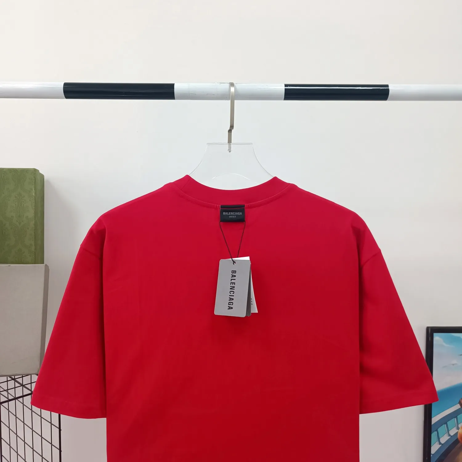 [New] Top tried version Balenciaga 23ss Balenciaga black letter embroidery reversible short-sleeved T-shirt for male and female couples stars 16-count combed siro-spun plain cloth is used for environmentally friendly vulcanization dyeing of the board. The weight of the finished garment is 360 grams. Dust-free singeing and food-feeding processes ensure that the cloth surface is clear and dust-free. Environmentally-friendly vulcanization dyeing and dust-free singeing and food-feeding processes ensure that The cloth surface is clear and dust-free. The matching thread is 16S and the cross pull thread. The difficulty lies in the embroidery. Water-soluble cotton is used for hollow three-dimensional embroidery. Imported Behringer embroidery machine cotton thread embroidery. Large area embroidery parts require a lot of consumption. For large-sized water-soluble cotton, there are many subsequent processes, including the time required to dissolve the water-soluble cotton and the number of washes. If there is unprocessed undissolved cotton glue attached to the clothes, the entire garment will be directly scrapped. In terms of process alone, it is a time-consuming and labor-intensive style. The pattern effect is fully restored. The double-layer stitching on the back collar is firm and tight, the double chain on the shoulders is routed, the hem is tight, the fabric is full of drape, and the pattern is consistent. Every detail is presented to the customer. Customized brand new collar label, washed, distinguishing the wrong collar label from the market, the details are visible. Quality guaranteed! Size: XS-L Color: red washed black P:310