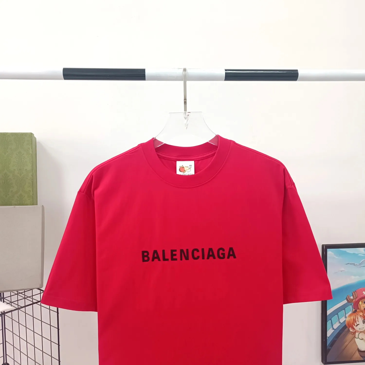 [New] Top tried version Balenciaga 23ss Balenciaga black letter embroidery reversible short-sleeved T-shirt for male and female couples stars 16-count combed siro-spun plain cloth is used for environmentally friendly vulcanization dyeing of the board. The weight of the finished garment is 360 grams. Dust-free singeing and food-feeding processes ensure that the cloth surface is clear and dust-free. Environmentally-friendly vulcanization dyeing and dust-free singeing and food-feeding processes ensure that The cloth surface is clear and dust-free. The matching thread is 16S and the cross pull thread. The difficulty lies in the embroidery. Water-soluble cotton is used for hollow three-dimensional embroidery. Imported Behringer embroidery machine cotton thread embroidery. Large area embroidery parts require a lot of consumption. For large-sized water-soluble cotton, there are many subsequent processes, including the time required to dissolve the water-soluble cotton and the number of washes. If there is unprocessed undissolved cotton glue attached to the clothes, the entire garment will be directly scrapped. In terms of process alone, it is a time-consuming and labor-intensive style. The pattern effect is fully restored. The double-layer stitching on the back collar is firm and tight, the double chain on the shoulders is routed, the hem is tight, the fabric is full of drape, and the pattern is consistent. Every detail is presented to the customer. Customized brand new collar label, washed, distinguishing the wrong collar label from the market, the details are visible. Quality guaranteed! Size: XS-L Color: red washed black P:310