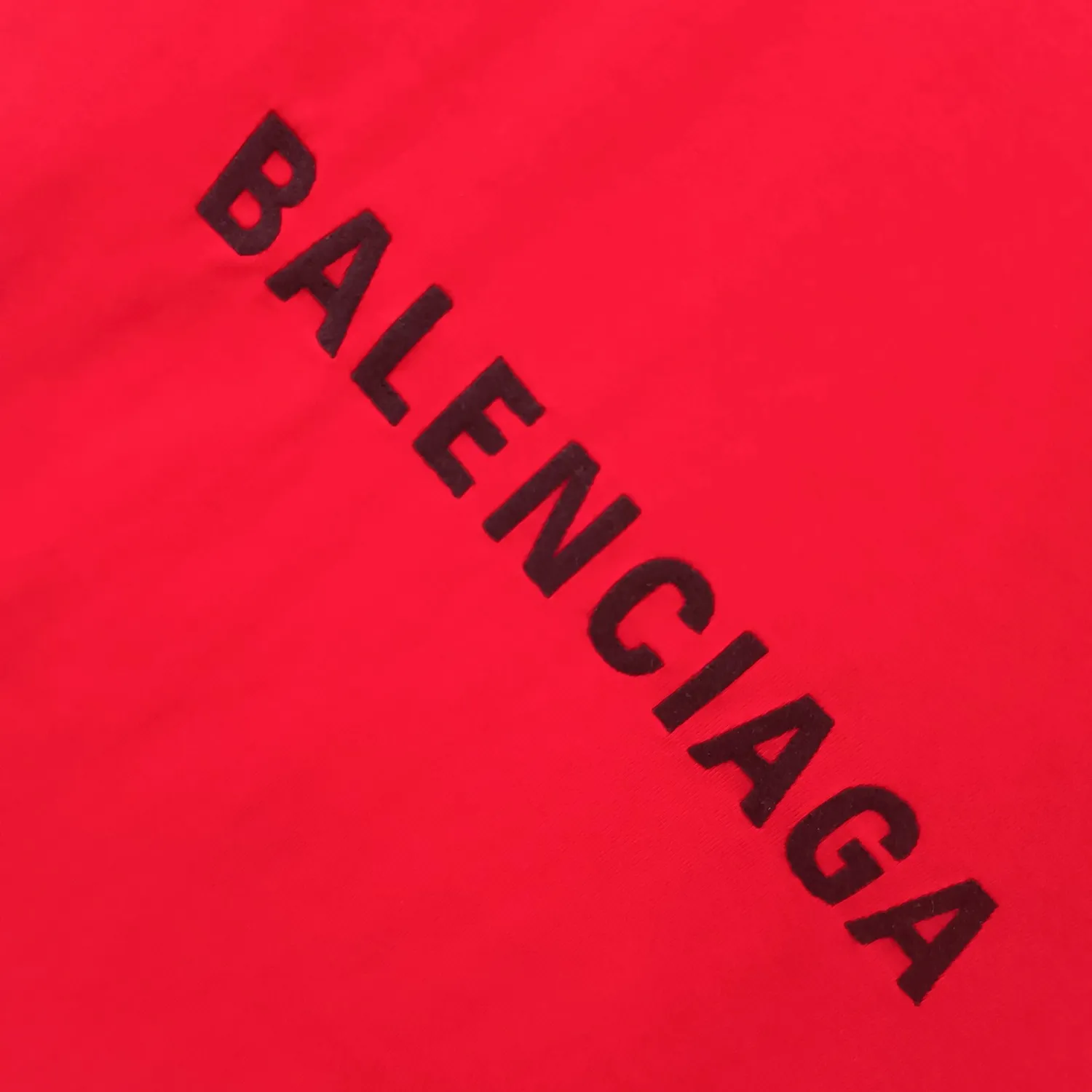 [New] Top tried version Balenciaga 23ss Balenciaga black letter embroidery reversible short-sleeved T-shirt for male and female couples stars 16-count combed siro-spun plain cloth is used for environmentally friendly vulcanization dyeing of the board. The weight of the finished garment is 360 grams. Dust-free singeing and food-feeding processes ensure that the cloth surface is clear and dust-free. Environmentally-friendly vulcanization dyeing and dust-free singeing and food-feeding processes ensure that The cloth surface is clear and dust-free. The matching thread is 16S and the cross pull thread. The difficulty lies in the embroidery. Water-soluble cotton is used for hollow three-dimensional embroidery. Imported Behringer embroidery machine cotton thread embroidery. Large area embroidery parts require a lot of consumption. For large-sized water-soluble cotton, there are many subsequent processes, including the time required to dissolve the water-soluble cotton and the number of washes. If there is unprocessed undissolved cotton glue attached to the clothes, the entire garment will be directly scrapped. In terms of process alone, it is a time-consuming and labor-intensive style. The pattern effect is fully restored. The double-layer stitching on the back collar is firm and tight, the double chain on the shoulders is routed, the hem is tight, the fabric is full of drape, and the pattern is consistent. Every detail is presented to the customer. Customized brand new collar label, washed, distinguishing the wrong collar label from the market, the details are visible. Quality guaranteed! Size: XS-L Color: red washed black P:310