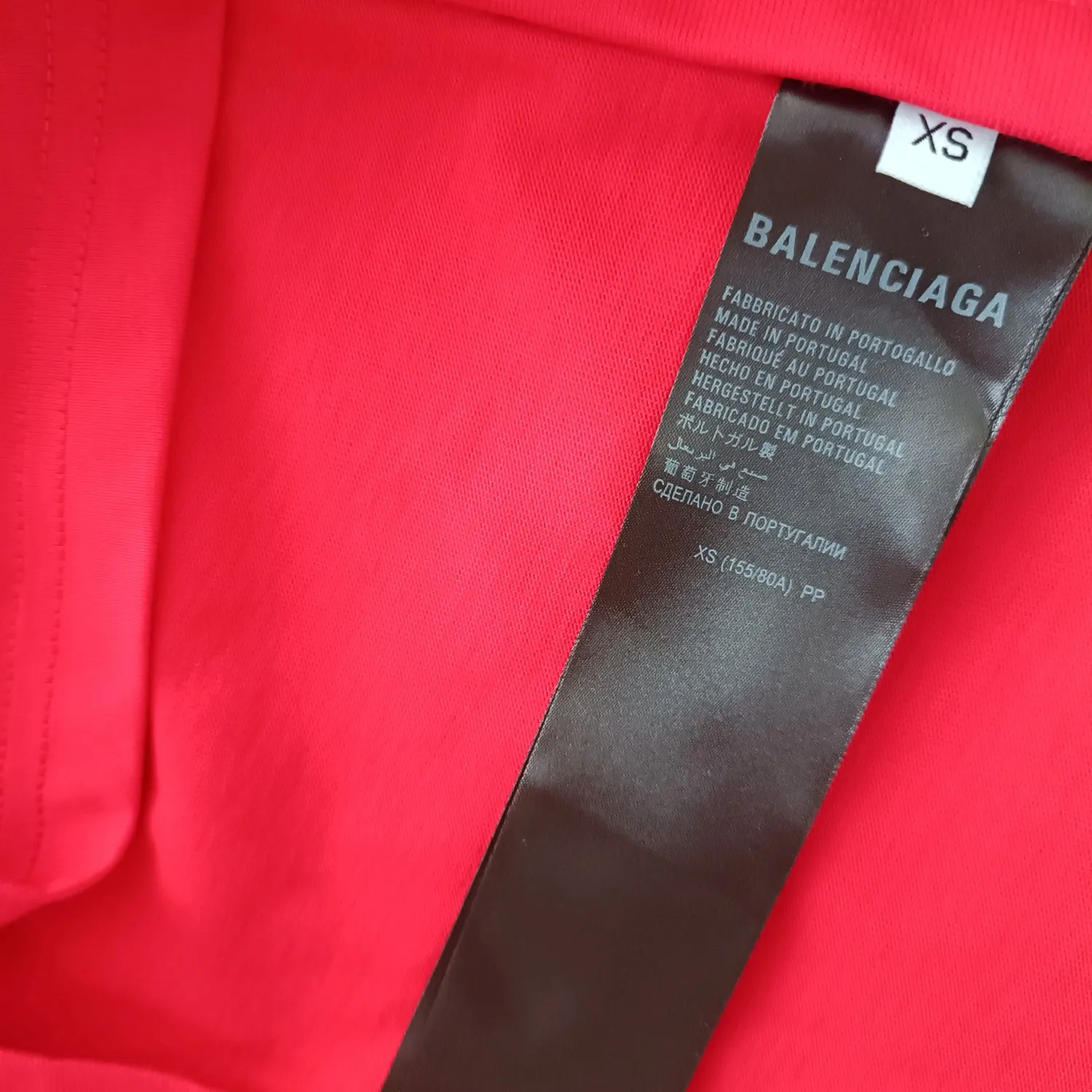 [New] Top tried version Balenciaga 23ss Balenciaga black letter embroidery reversible short-sleeved T-shirt for male and female couples stars 16-count combed siro-spun plain cloth is used for environmentally friendly vulcanization dyeing of the board. The weight of the finished garment is 360 grams. Dust-free singeing and food-feeding processes ensure that the cloth surface is clear and dust-free. Environmentally-friendly vulcanization dyeing and dust-free singeing and food-feeding processes ensure that The cloth surface is clear and dust-free. The matching thread is 16S and the cross pull thread. The difficulty lies in the embroidery. Water-soluble cotton is used for hollow three-dimensional embroidery. Imported Behringer embroidery machine cotton thread embroidery. Large area embroidery parts require a lot of consumption. For large-sized water-soluble cotton, there are many subsequent processes, including the time required to dissolve the water-soluble cotton and the number of washes. If there is unprocessed undissolved cotton glue attached to the clothes, the entire garment will be directly scrapped. In terms of process alone, it is a time-consuming and labor-intensive style. The pattern effect is fully restored. The double-layer stitching on the back collar is firm and tight, the double chain on the shoulders is routed, the hem is tight, the fabric is full of drape, and the pattern is consistent. Every detail is presented to the customer. Customized brand new collar label, washed, distinguishing the wrong collar label from the market, the details are visible. Quality guaranteed! Size: XS-L Color: red washed black P:310