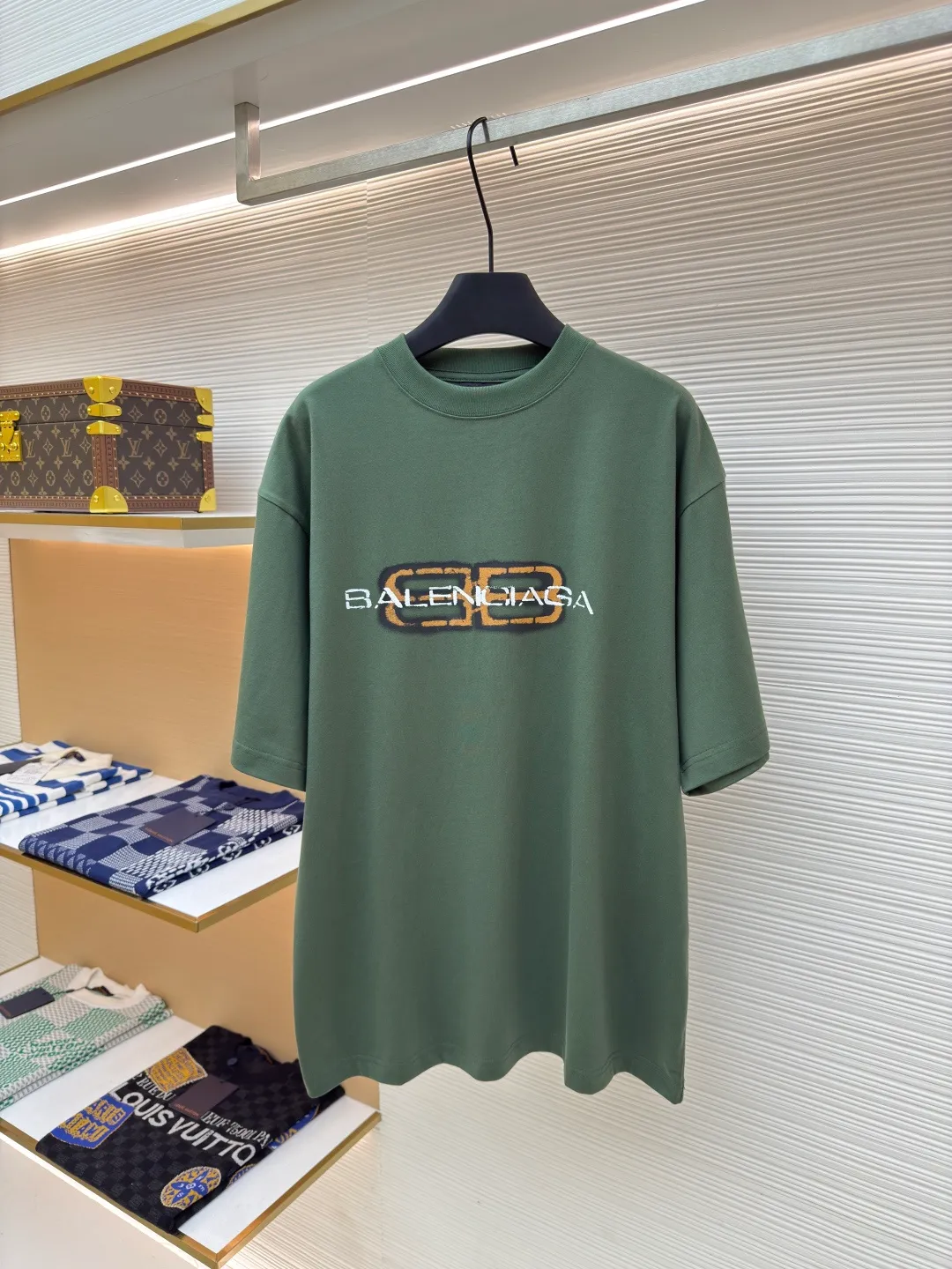 Balenciaga distressed letter print T-shirt ●Authentic product: purchased and developed by 4373 ●Item number: 1680280-A05 ●Fabric: jersey fabric ●Technology: distressed production ●Version: fitted version ●Weight: about 315 grams ●Size: XS-S-M-L ●Description: Balenciaga 25ss distressed letter printed T-shirt. The whole dress was purchased from ZP and disassembled and made. Customized black jersey fabric, made of 100% cotton imported yarn. The front panel is decorated with BB icon stencil art prints. The collar, cuffs and hem of the same color are customized. Double-layer locking and ultra-high density wiring, truly 1:1 copy. Close your eyes. The overall wiring is straight and delicate, the fabric is comfortable and soft, and the color is consistent without color difference. It can be matched with the same style to create a fashionable look and control various occasions. Customized accessories, complete with three standards, same style for men and women!