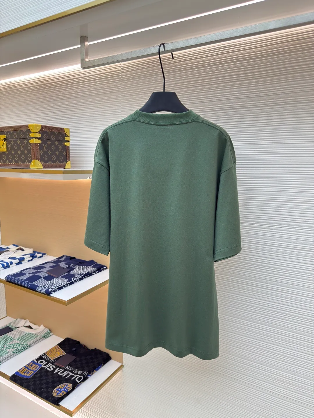 Balenciaga distressed letter print T-shirt ●Authentic product: purchased and developed by 4373 ●Item number: 1680280-A05 ●Fabric: jersey fabric ●Technology: distressed production ●Version: fitted version ●Weight: about 315 grams ●Size: XS-S-M-L ●Description: Balenciaga 25ss distressed letter printed T-shirt. The whole dress was purchased from ZP and disassembled and made. Customized black jersey fabric, made of 100% cotton imported yarn. The front panel is decorated with BB icon stencil art prints. The collar, cuffs and hem of the same color are customized. Double-layer locking and ultra-high density wiring, truly 1:1 copy. Close your eyes. The overall wiring is straight and delicate, the fabric is comfortable and soft, and the color is consistent without color difference. It can be matched with the same style to create a fashionable look and control various occasions. Customized accessories, complete with three standards, same style for men and women!