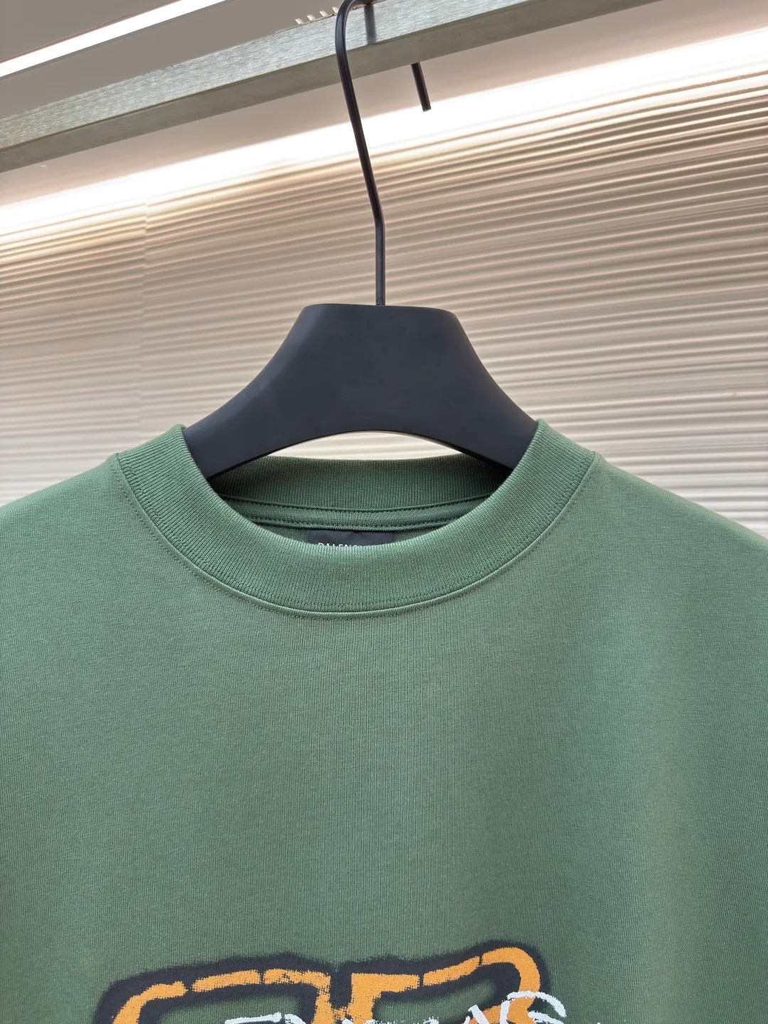 Balenciaga distressed letter print T-shirt ●Authentic product: purchased and developed by 4373 ●Item number: 1680280-A05 ●Fabric: jersey fabric ●Technology: distressed production ●Version: fitted version ●Weight: about 315 grams ●Size: XS-S-M-L ●Description: Balenciaga 25ss distressed letter printed T-shirt. The whole dress was purchased from ZP and disassembled and made. Customized black jersey fabric, made of 100% cotton imported yarn. The front panel is decorated with BB icon stencil art prints. The collar, cuffs and hem of the same color are customized. Double-layer locking and ultra-high density wiring, truly 1:1 copy. Close your eyes. The overall wiring is straight and delicate, the fabric is comfortable and soft, and the color is consistent without color difference. It can be matched with the same style to create a fashionable look and control various occasions. Customized accessories, complete with three standards, same style for men and women!