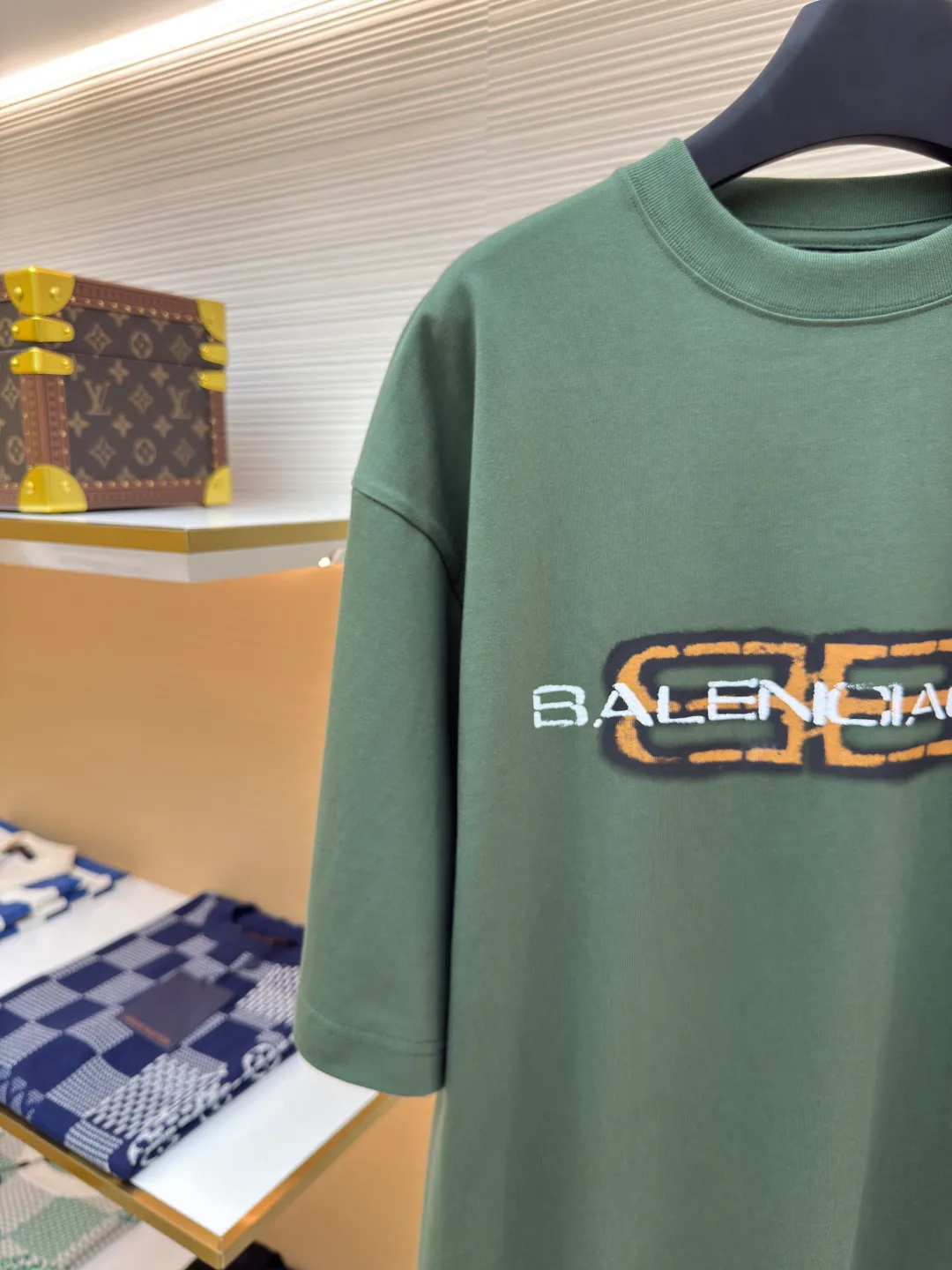 Balenciaga distressed letter print T-shirt ●Authentic product: purchased and developed by 4373 ●Item number: 1680280-A05 ●Fabric: jersey fabric ●Technology: distressed production ●Version: fitted version ●Weight: about 315 grams ●Size: XS-S-M-L ●Description: Balenciaga 25ss distressed letter printed T-shirt. The whole dress was purchased from ZP and disassembled and made. Customized black jersey fabric, made of 100% cotton imported yarn. The front panel is decorated with BB icon stencil art prints. The collar, cuffs and hem of the same color are customized. Double-layer locking and ultra-high density wiring, truly 1:1 copy. Close your eyes. The overall wiring is straight and delicate, the fabric is comfortable and soft, and the color is consistent without color difference. It can be matched with the same style to create a fashionable look and control various occasions. Customized accessories, complete with three standards, same style for men and women!
