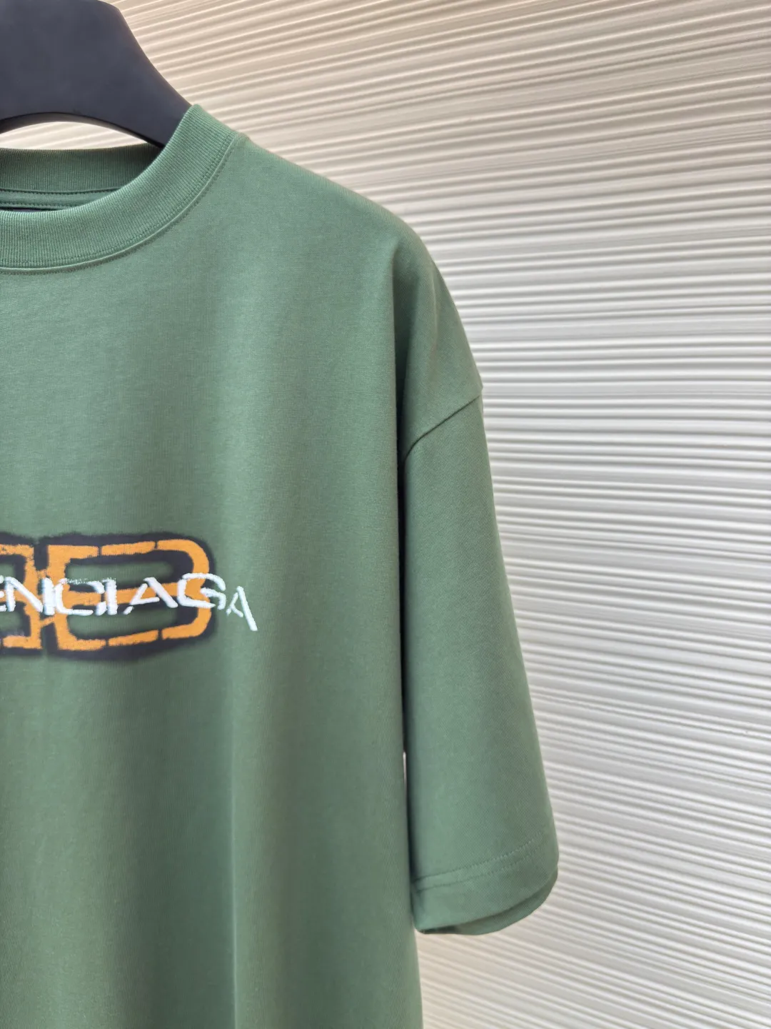 Balenciaga distressed letter print T-shirt ●Authentic product: purchased and developed by 4373 ●Item number: 1680280-A05 ●Fabric: jersey fabric ●Technology: distressed production ●Version: fitted version ●Weight: about 315 grams ●Size: XS-S-M-L ●Description: Balenciaga 25ss distressed letter printed T-shirt. The whole dress was purchased from ZP and disassembled and made. Customized black jersey fabric, made of 100% cotton imported yarn. The front panel is decorated with BB icon stencil art prints. The collar, cuffs and hem of the same color are customized. Double-layer locking and ultra-high density wiring, truly 1:1 copy. Close your eyes. The overall wiring is straight and delicate, the fabric is comfortable and soft, and the color is consistent without color difference. It can be matched with the same style to create a fashionable look and control various occasions. Customized accessories, complete with three standards, same style for men and women!