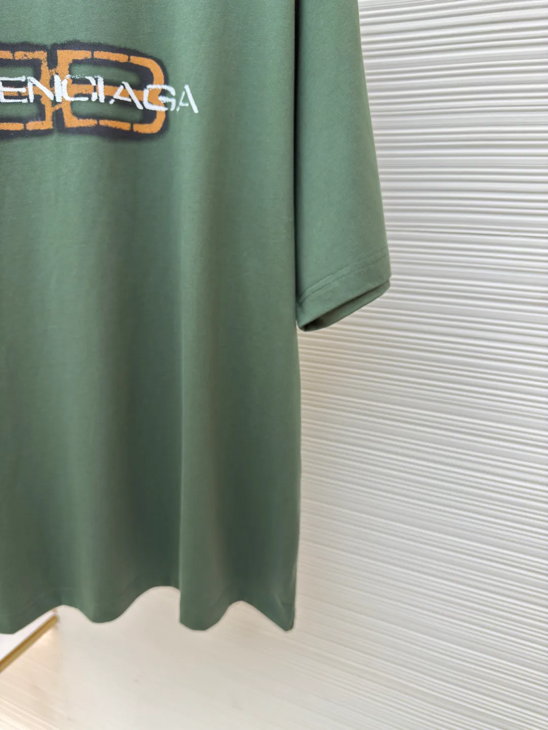 Balenciaga distressed letter print T-shirt ●Authentic product: purchased and developed by 4373 ●Item number: 1680280-A05 ●Fabric: jersey fabric ●Technology: distressed production ●Version: fitted version ●Weight: about 315 grams ●Size: XS-S-M-L ●Description: Balenciaga 25ss distressed letter printed T-shirt. The whole dress was purchased from ZP and disassembled and made. Customized black jersey fabric, made of 100% cotton imported yarn. The front panel is decorated with BB icon stencil art prints. The collar, cuffs and hem of the same color are customized. Double-layer locking and ultra-high density wiring, truly 1:1 copy. Close your eyes. The overall wiring is straight and delicate, the fabric is comfortable and soft, and the color is consistent without color difference. It can be matched with the same style to create a fashionable look and control various occasions. Customized accessories, complete with three standards, same style for men and women!