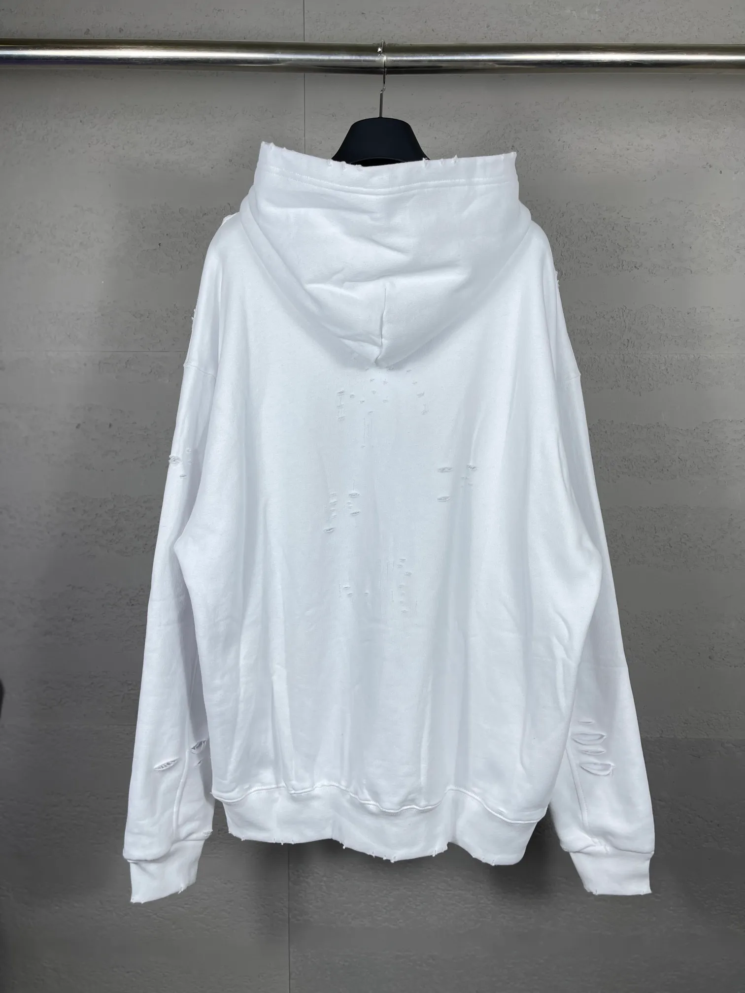 🅿️396 Actual pictures [Top version. Official website quality] BALENCI*GA/Paris. Classic style. 22SS #BALENCI*GA# Artistic ripped hole and velvet inner two-piece hooded sweatshirt. Autumn and winter brick cabinets are synchronized. Welcome to compare. The fabric is made of Paris ZP custom-woven and dyed cotton double yarn David coat with velvet lining. The fabric pattern is clear, soft and comfortable. The threads are woven and dyed with no color difference. The classic letter LOGO adopts precision stencils, imported environmentally friendly rubber paddles, and turtle crack printing, with a three-dimensional effect. Garment positioning art is worn with holes, hem threads, hat brim, and bag mouth are hand-worn vintage. Restore brick cabinets, and adopt OS loose shoulder style. Same style for men and women Coding: BL238001 Color: Black. White. Hulan. Brown. Dark green. Burgundy. Purple Size: XS S M L