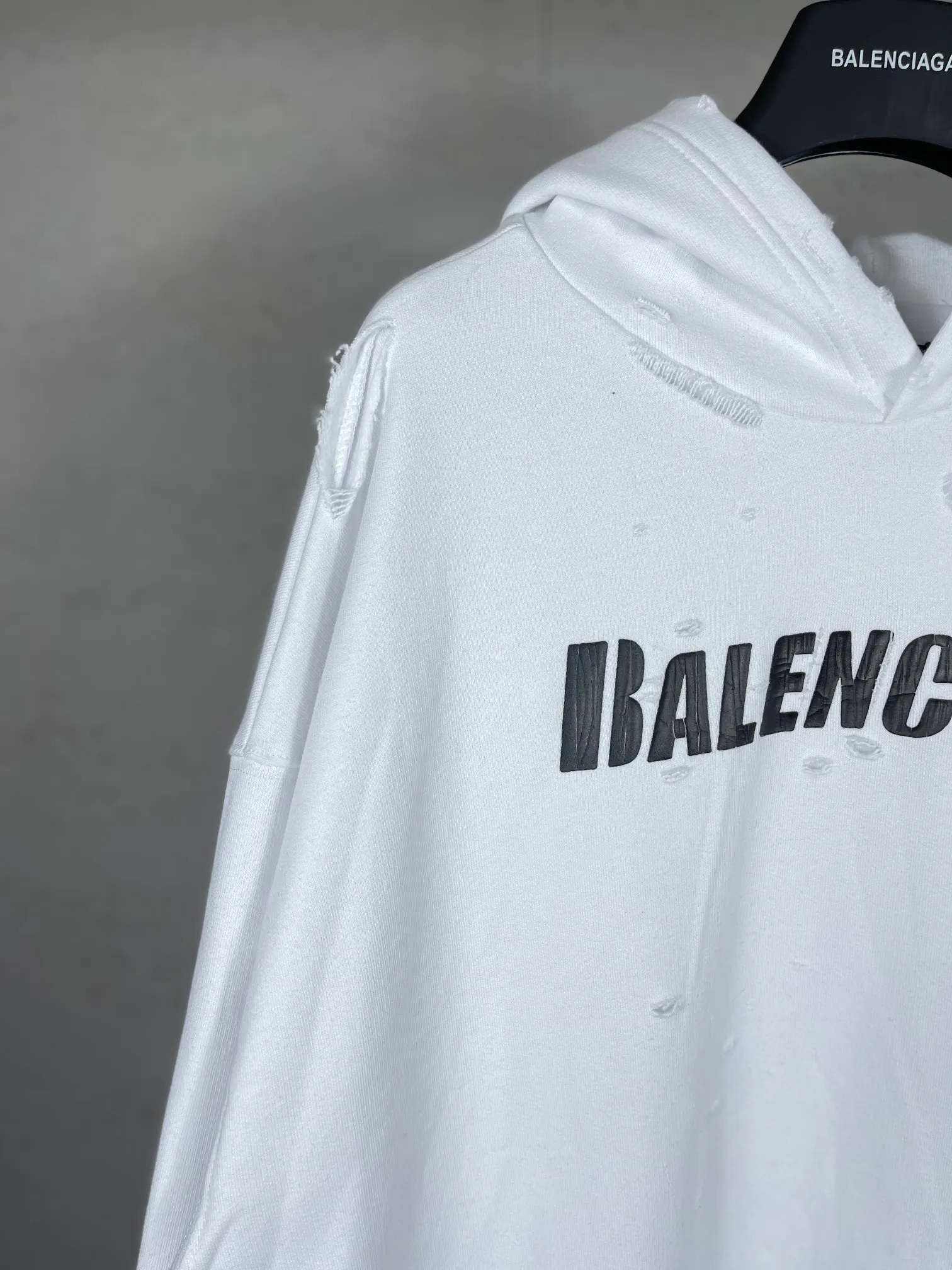 🅿️396 Actual pictures [Top version. Official website quality] BALENCI*GA/Paris. Classic style. 22SS #BALENCI*GA# Artistic ripped hole and velvet inner two-piece hooded sweatshirt. Autumn and winter brick cabinets are synchronized. Welcome to compare. The fabric is made of Paris ZP custom-woven and dyed cotton double yarn David coat with velvet lining. The fabric pattern is clear, soft and comfortable. The threads are woven and dyed with no color difference. The classic letter LOGO adopts precision stencils, imported environmentally friendly rubber paddles, and turtle crack printing, with a three-dimensional effect. Garment positioning art is worn with holes, hem threads, hat brim, and bag mouth are hand-worn vintage. Restore brick cabinets, and adopt OS loose shoulder style. Same style for men and women Coding: BL238001 Color: Black. White. Hulan. Brown. Dark green. Burgundy. Purple Size: XS S M L