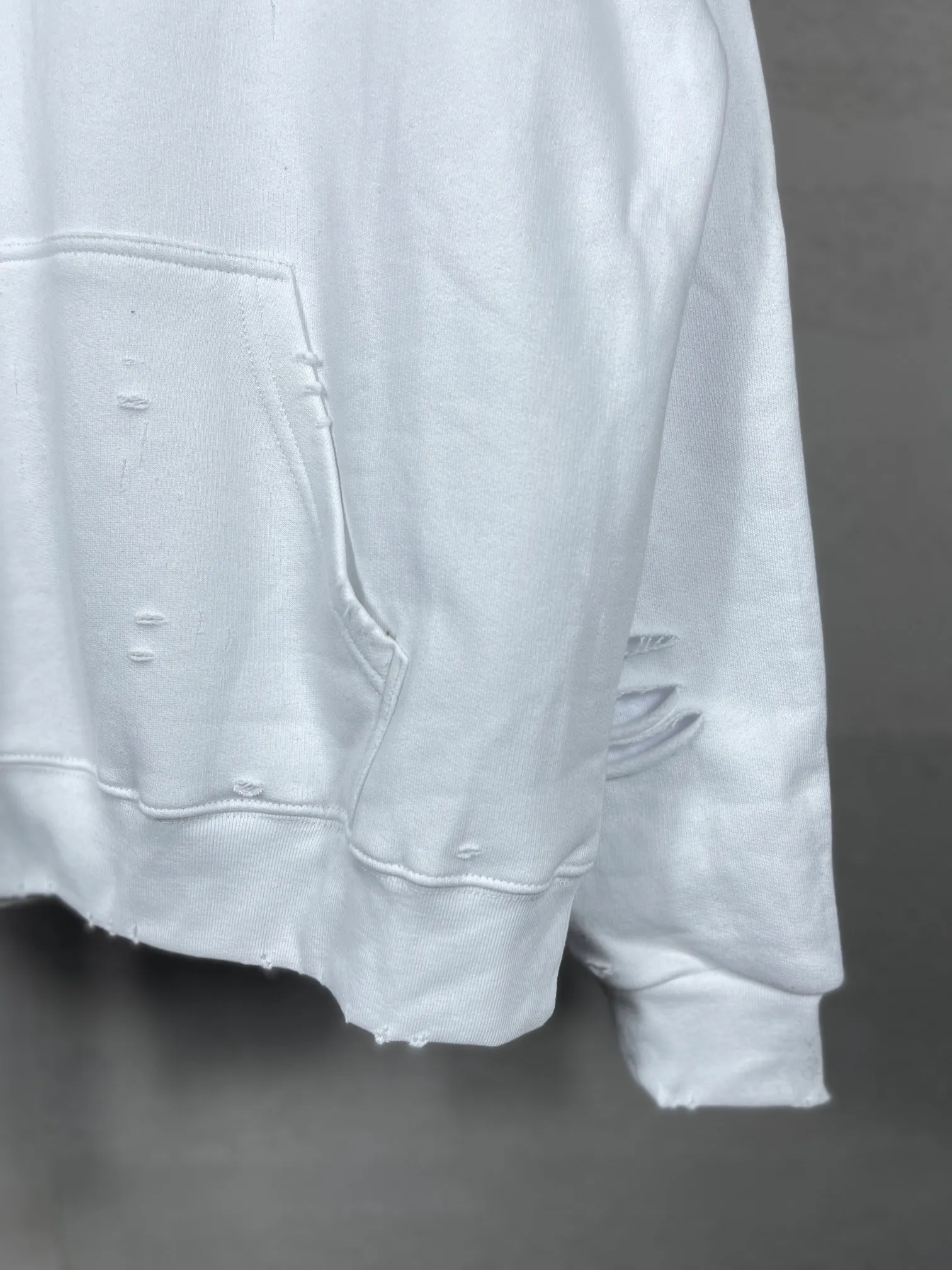 🅿️396 Actual pictures [Top version. Official website quality] BALENCI*GA/Paris. Classic style. 22SS #BALENCI*GA# Artistic ripped hole and velvet inner two-piece hooded sweatshirt. Autumn and winter brick cabinets are synchronized. Welcome to compare. The fabric is made of Paris ZP custom-woven and dyed cotton double yarn David coat with velvet lining. The fabric pattern is clear, soft and comfortable. The threads are woven and dyed with no color difference. The classic letter LOGO adopts precision stencils, imported environmentally friendly rubber paddles, and turtle crack printing, with a three-dimensional effect. Garment positioning art is worn with holes, hem threads, hat brim, and bag mouth are hand-worn vintage. Restore brick cabinets, and adopt OS loose shoulder style. Same style for men and women Coding: BL238001 Color: Black. White. Hulan. Brown. Dark green. Burgundy. Purple Size: XS S M L