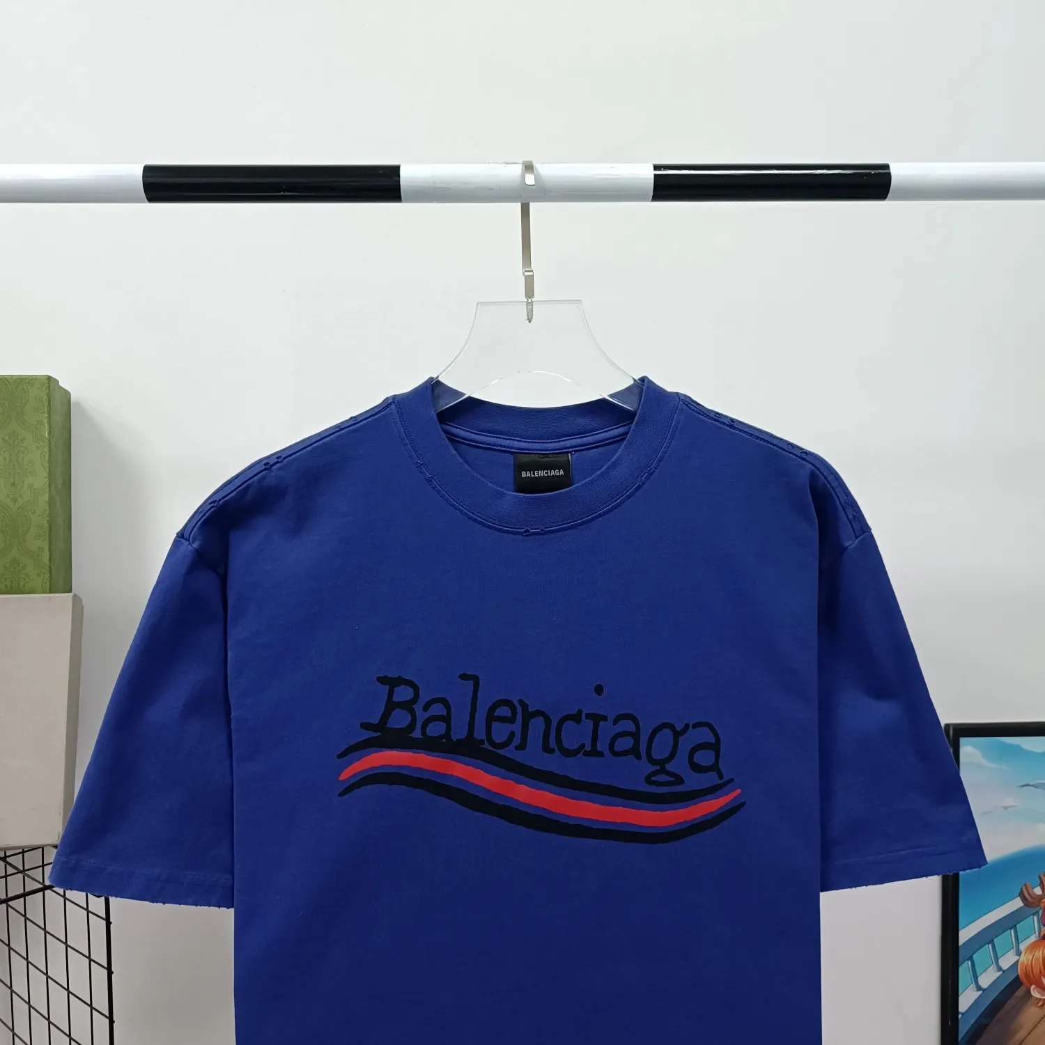 [New arrival] Top tested version BALENCIAGA 23SS male and female couple star same style pure cotton loose Cola Malone graffiti ripped short-sleeved T-shirt. Customized 1:1 colorless dyed fabric. Matched thread. Double enzyme garment wash to ensure durability and washability and not easy to deform. Imported machine water-based ink printing, delicate printing, like graffiti. Purely hand-washed, polished and aged! Comparable to yb, the quality is very different from the market version. If you know the goods, please compare. The fabric is made of 280g double-ply double-yarn plain cotton loose fabric. It feels smooth, loose, breathable and full of drape.  Color: Yellow Blue Size: XS-L P:270