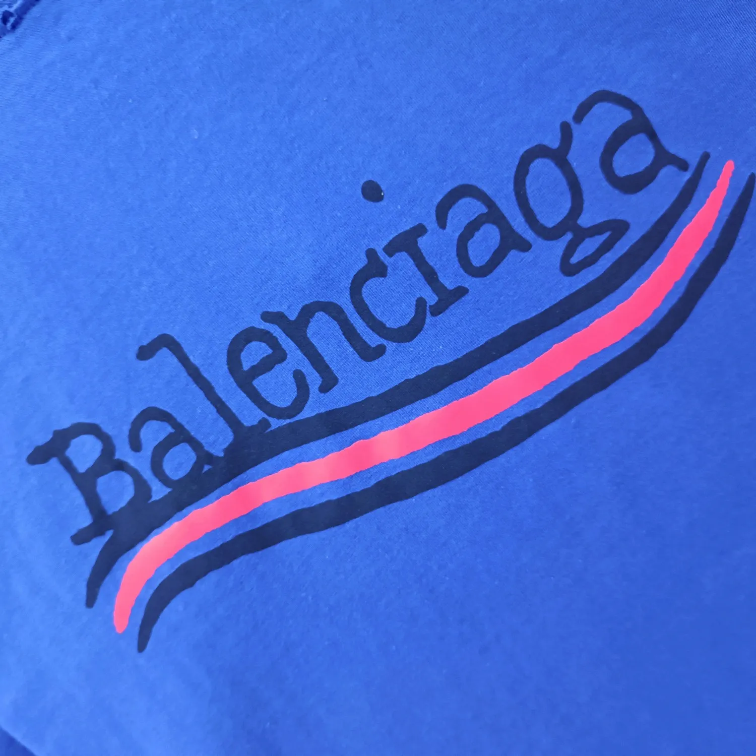 [New arrival] Top tested version BALENCIAGA 23SS male and female couple star same style pure cotton loose Cola Malone graffiti ripped short-sleeved T-shirt. Customized 1:1 colorless dyed fabric. Matched thread. Double enzyme garment wash to ensure durability and washability and not easy to deform. Imported machine water-based ink printing, delicate printing, like graffiti. Purely hand-washed, polished and aged! Comparable to yb, the quality is very different from the market version. If you know the goods, please compare. The fabric is made of 280g double-ply double-yarn plain cotton loose fabric. It feels smooth, loose, breathable and full of drape.  Color: Yellow Blue Size: XS-L P:270