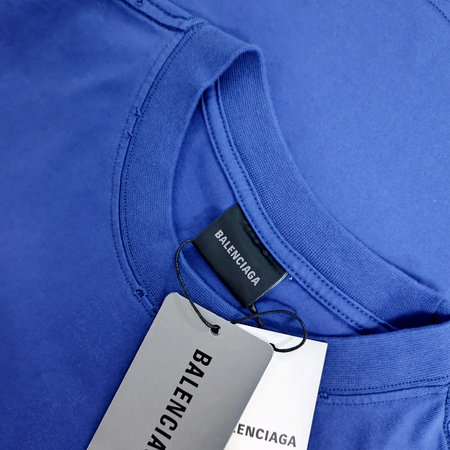 [New arrival] Top tested version BALENCIAGA 23SS male and female couple star same style pure cotton loose Cola Malone graffiti ripped short-sleeved T-shirt. Customized 1:1 colorless dyed fabric. Matched thread. Double enzyme garment wash to ensure durability and washability and not easy to deform. Imported machine water-based ink printing, delicate printing, like graffiti. Purely hand-washed, polished and aged! Comparable to yb, the quality is very different from the market version. If you know the goods, please compare. The fabric is made of 280g double-ply double-yarn plain cotton loose fabric. It feels smooth, loose, breathable and full of drape.  Color: Yellow Blue Size: XS-L P:270
