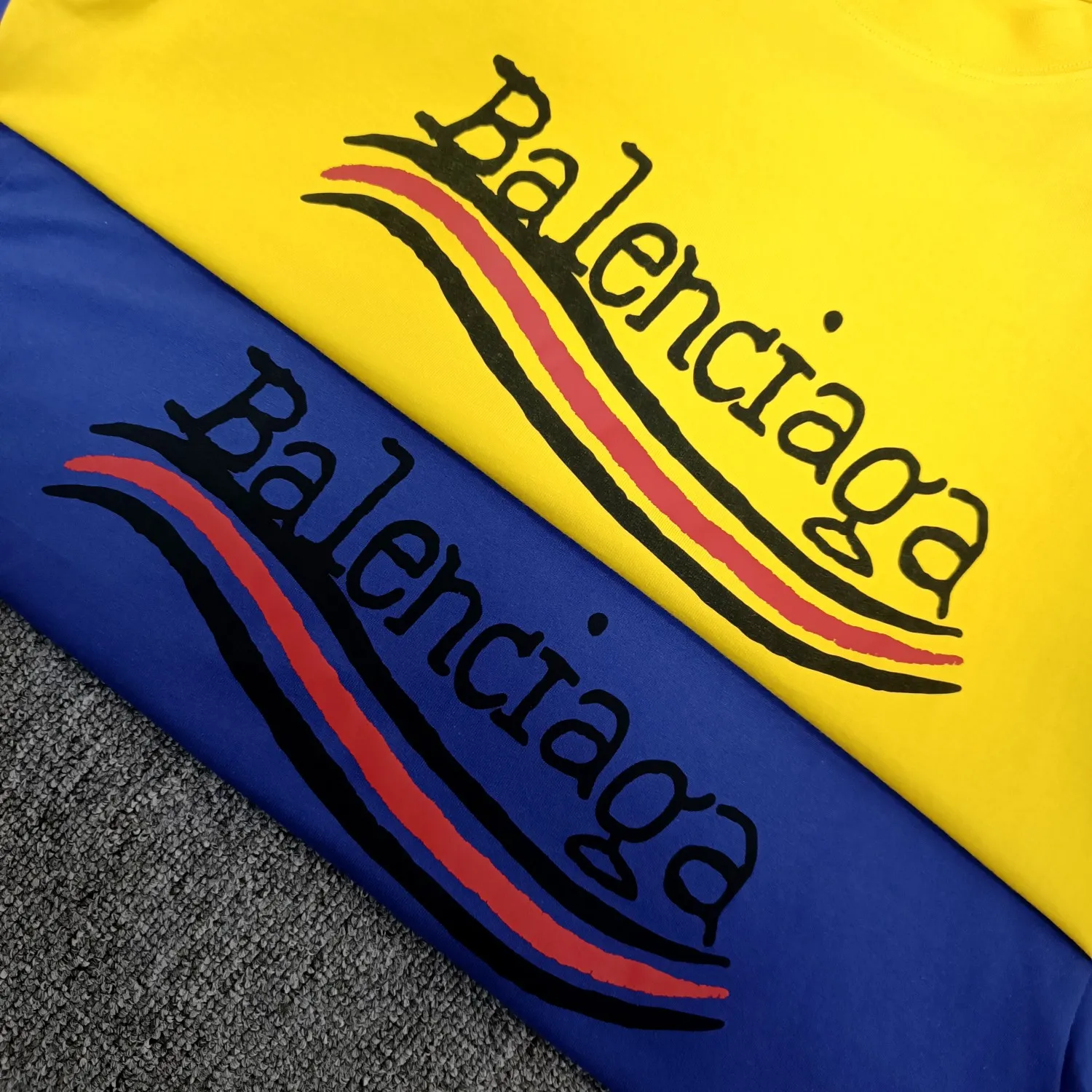 [New arrival] Top tested version BALENCIAGA 23SS male and female couple star same style pure cotton loose Cola Malone graffiti ripped short-sleeved T-shirt. Customized 1:1 colorless dyed fabric. Matched thread. Double enzyme garment wash to ensure durability and washability and not easy to deform. Imported machine water-based ink printing, delicate printing, like graffiti. Purely hand-washed, polished and aged! Comparable to yb, the quality is very different from the market version. If you know the goods, please compare. The fabric is made of 280g double-ply double-yarn plain cotton loose fabric. It feels smooth, loose, breathable and full of drape.  Color: Yellow Blue Size: XS-L P:270
