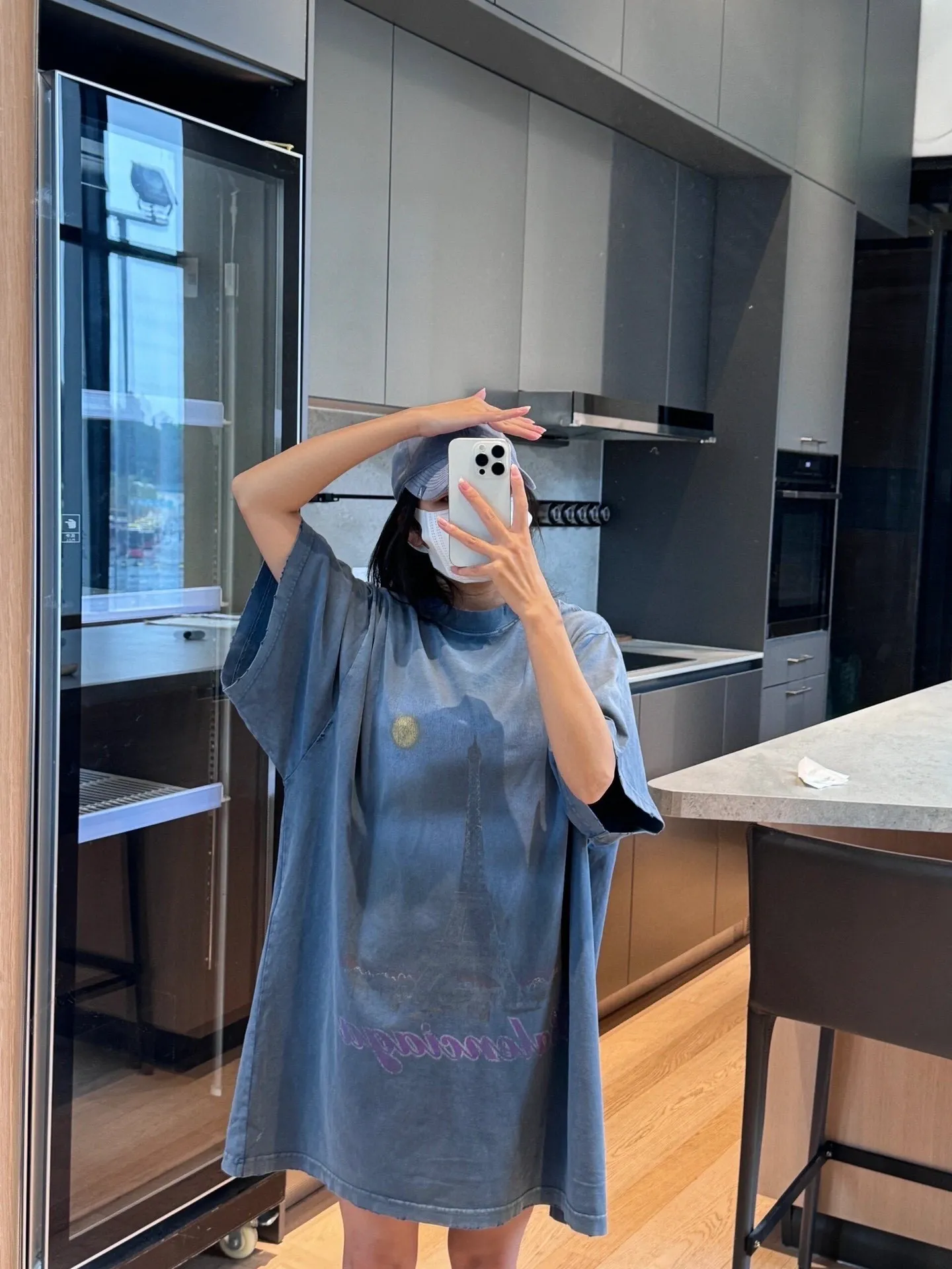 🎀Hot model pictures🎀Top tested version BALENCIAGA Balenciaga 24 latest Paris Eiffel Tower inkjet graffiti hand-painted gradient color printed washed distressed short-sleeved T-shirt The whole piece of fabric is washed before being cut, and the front and rear panels are printed using imported Kornit direct-jet printing technology. After the garment is washed for the second time, in order to be closer to the original effect, it is manually positioned, flattened, inked and spray-painted by a master craftsman. The garment effect is more accurate and time-consuming and labor-intensive. The details are perfectly restored zp Exclusively woven and dyed 300g fabric. Threads are dyed in the same vat with zero color difference. Difference from market currency. Welcome to compare. Fabric: Customized imported high-gram weight tight double yarn fabric 300g, 100% cotton. Accessories: full set of customized accessories, packaging bags, tags, brand LOGO Sydney paper. Color: black blue. Size: XS--L P:310.