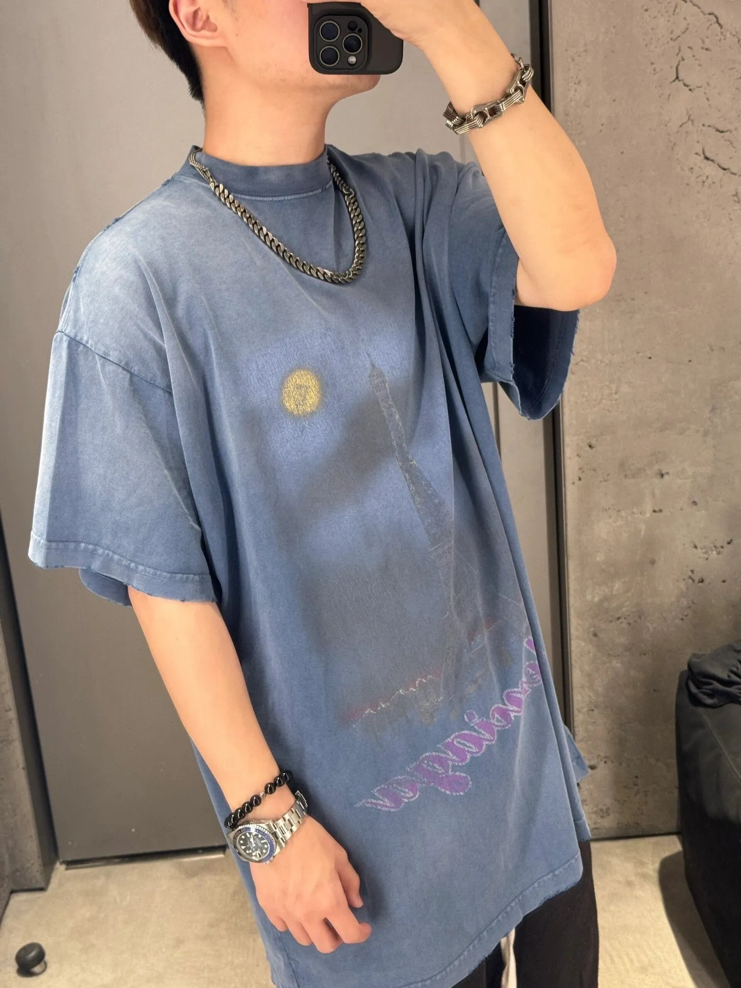 🎀Hot model pictures🎀Top tested version BALENCIAGA Balenciaga 24 latest Paris Eiffel Tower inkjet graffiti hand-painted gradient color printed washed distressed short-sleeved T-shirt The whole piece of fabric is washed before being cut, and the front and rear panels are printed using imported Kornit direct-jet printing technology. After the garment is washed for the second time, in order to be closer to the original effect, it is manually positioned, flattened, inked and spray-painted by a master craftsman. The garment effect is more accurate and time-consuming and labor-intensive. The details are perfectly restored zp Exclusively woven and dyed 300g fabric. Threads are dyed in the same vat with zero color difference. Difference from market currency. Welcome to compare. Fabric: Customized imported high-gram weight tight double yarn fabric 300g, 100% cotton. Accessories: full set of customized accessories, packaging bags, tags, brand LOGO Sydney paper. Color: black blue. Size: XS--L P:310.