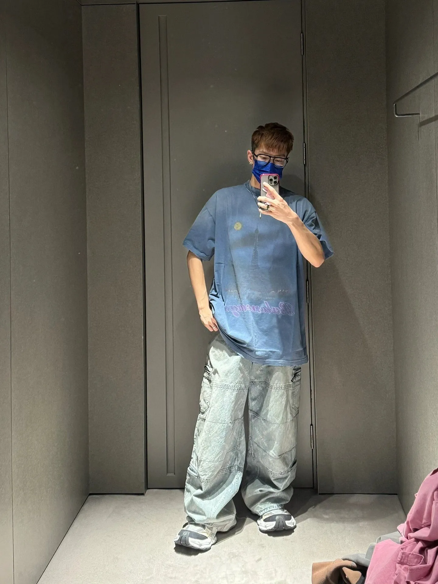 🎀Hot model pictures🎀Top tested version BALENCIAGA Balenciaga 24 latest Paris Eiffel Tower inkjet graffiti hand-painted gradient color printed washed distressed short-sleeved T-shirt The whole piece of fabric is washed before being cut, and the front and rear panels are printed using imported Kornit direct-jet printing technology. After the garment is washed for the second time, in order to be closer to the original effect, it is manually positioned, flattened, inked and spray-painted by a master craftsman. The garment effect is more accurate and time-consuming and labor-intensive. The details are perfectly restored zp Exclusively woven and dyed 300g fabric. Threads are dyed in the same vat with zero color difference. Difference from market currency. Welcome to compare. Fabric: Customized imported high-gram weight tight double yarn fabric 300g, 100% cotton. Accessories: full set of customized accessories, packaging bags, tags, brand LOGO Sydney paper. Color: black blue. Size: XS--L P:310.