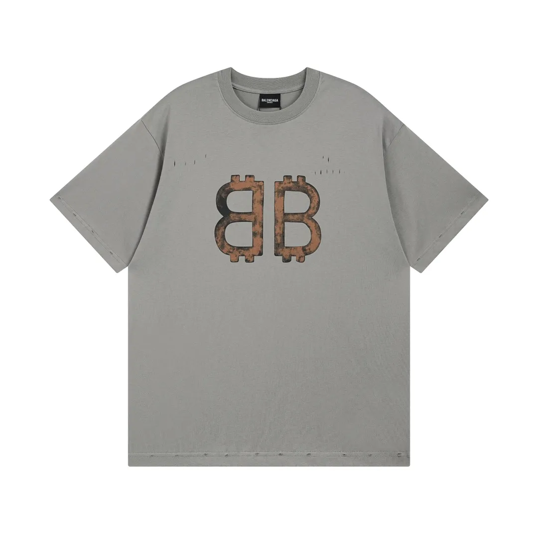 🅿️200 detailed pictures [Top version. Official website quality] BALENCI*GA/Paris. 2023 latest mud hand-painted worn distressed short-sleeved T-shirt. Brick cabinet synchronization. ⚠️Difference in market currency. YB development. Color system is black and blue. Worn. Hand-painted consistent with ZP,‼ ️The fabric is made of Paris ZP custom-woven and dyed 100% double yarn compact cotton. The weight is 260 grams. The cloth surface is clean. The cloth pattern is clear, soft and comfortable. The threads are dyed with no color difference. Ready-made garments are hand-painted, worn, and distressed, with heavy craftsmanship. Comparisons welcome. The version adopts OS loose shoulder design. Same style for men and women. Code: BL223202 Color: black blue, off-white, smoky gray, royal blue. Size: XS to L