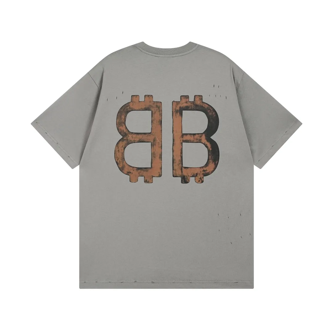 🅿️200 detailed pictures [Top version. Official website quality] BALENCI*GA/Paris. 2023 latest mud hand-painted worn distressed short-sleeved T-shirt. Brick cabinet synchronization. ⚠️Difference in market currency. YB development. Color system is black and blue. Worn. Hand-painted consistent with ZP,‼ ️The fabric is made of Paris ZP custom-woven and dyed 100% double yarn compact cotton. The weight is 260 grams. The cloth surface is clean. The cloth pattern is clear, soft and comfortable. The threads are dyed with no color difference. Ready-made garments are hand-painted, worn, and distressed, with heavy craftsmanship. Comparisons welcome. The version adopts OS loose shoulder design. Same style for men and women. Code: BL223202 Color: black blue, off-white, smoky gray, royal blue. Size: XS to L