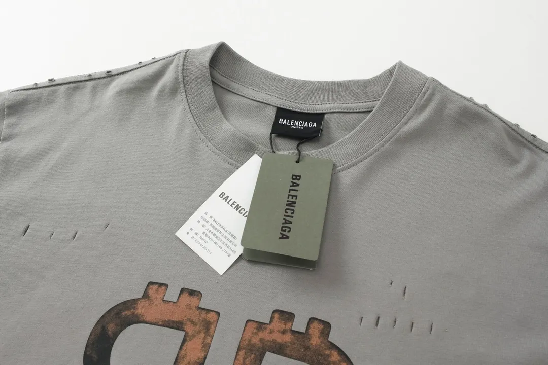 🅿️200 detailed pictures [Top version. Official website quality] BALENCI*GA/Paris. 2023 latest mud hand-painted worn distressed short-sleeved T-shirt. Brick cabinet synchronization. ⚠️Difference in market currency. YB development. Color system is black and blue. Worn. Hand-painted consistent with ZP,‼ ️The fabric is made of Paris ZP custom-woven and dyed 100% double yarn compact cotton. The weight is 260 grams. The cloth surface is clean. The cloth pattern is clear, soft and comfortable. The threads are dyed with no color difference. Ready-made garments are hand-painted, worn, and distressed, with heavy craftsmanship. Comparisons welcome. The version adopts OS loose shoulder design. Same style for men and women. Code: BL223202 Color: black blue, off-white, smoky gray, royal blue. Size: XS to L