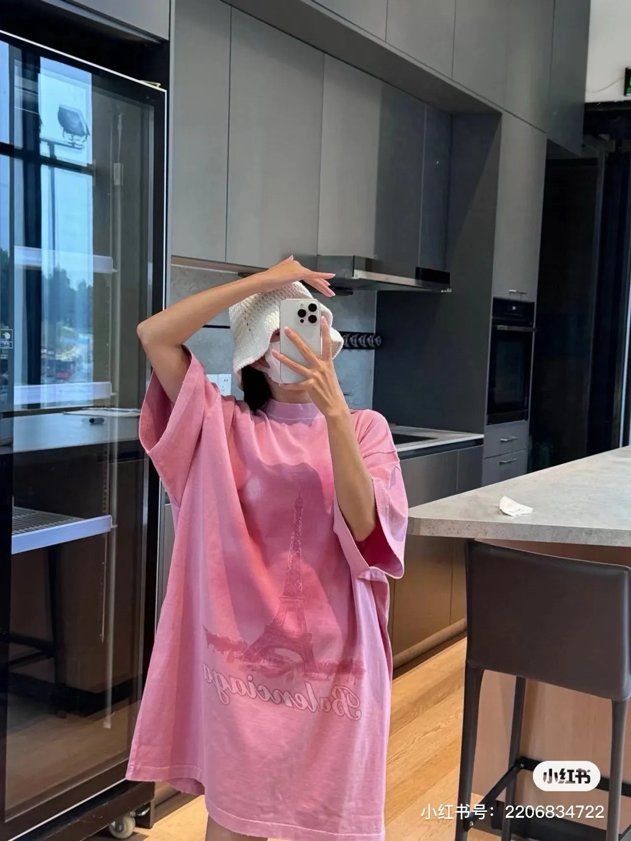 🎀Hot model pictures🎀Top tested version BALENCIAGA Balenciaga 24 latest Paris Eiffel Tower inkjet graffiti hand-painted gradient color printed washed distressed short-sleeved T-shirt The whole piece of fabric is washed before being cut, and the front and rear panels are printed using imported Kornit direct-jet printing technology. After the garment is washed for the second time, in order to be closer to the original effect, it is manually positioned, flattened, inked and spray-painted by a master craftsman. The garment effect is more accurate and time-consuming and labor-intensive. The details are perfectly restored zp Exclusively woven and dyed 300g fabrics. Threads are dyed in the same vat with zero color difference. Different from the market currency. Comparison is welcome. Fabric: Customized imported high-weight tight double yarn fabric 300g, 100% cotton. Accessories: full set of customized accessories, packaging bags, tags, brand LOGO Sydney paper. Color: black blue pink. Size: XS--L P:310.