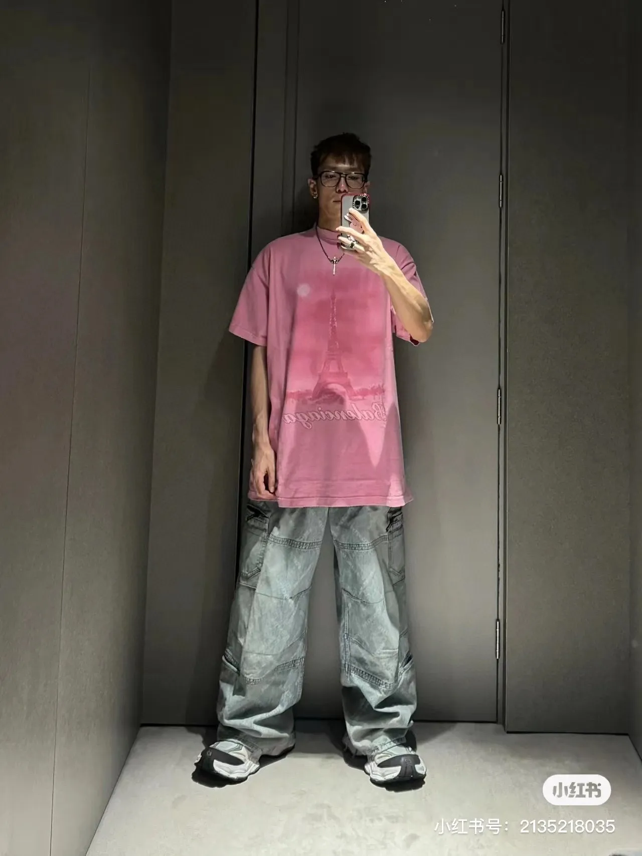 🎀Hot model pictures🎀Top tested version BALENCIAGA Balenciaga 24 latest Paris Eiffel Tower inkjet graffiti hand-painted gradient color printed washed distressed short-sleeved T-shirt The whole piece of fabric is washed before being cut, and the front and rear panels are printed using imported Kornit direct-jet printing technology. After the garment is washed for the second time, in order to be closer to the original effect, it is manually positioned, flattened, inked and spray-painted by a master craftsman. The garment effect is more accurate and time-consuming and labor-intensive. The details are perfectly restored zp Exclusively woven and dyed 300g fabrics. Threads are dyed in the same vat with zero color difference. Different from the market currency. Comparison is welcome. Fabric: Customized imported high-weight tight double yarn fabric 300g, 100% cotton. Accessories: full set of customized accessories, packaging bags, tags, brand LOGO Sydney paper. Color: black blue pink. Size: XS--L P:310.