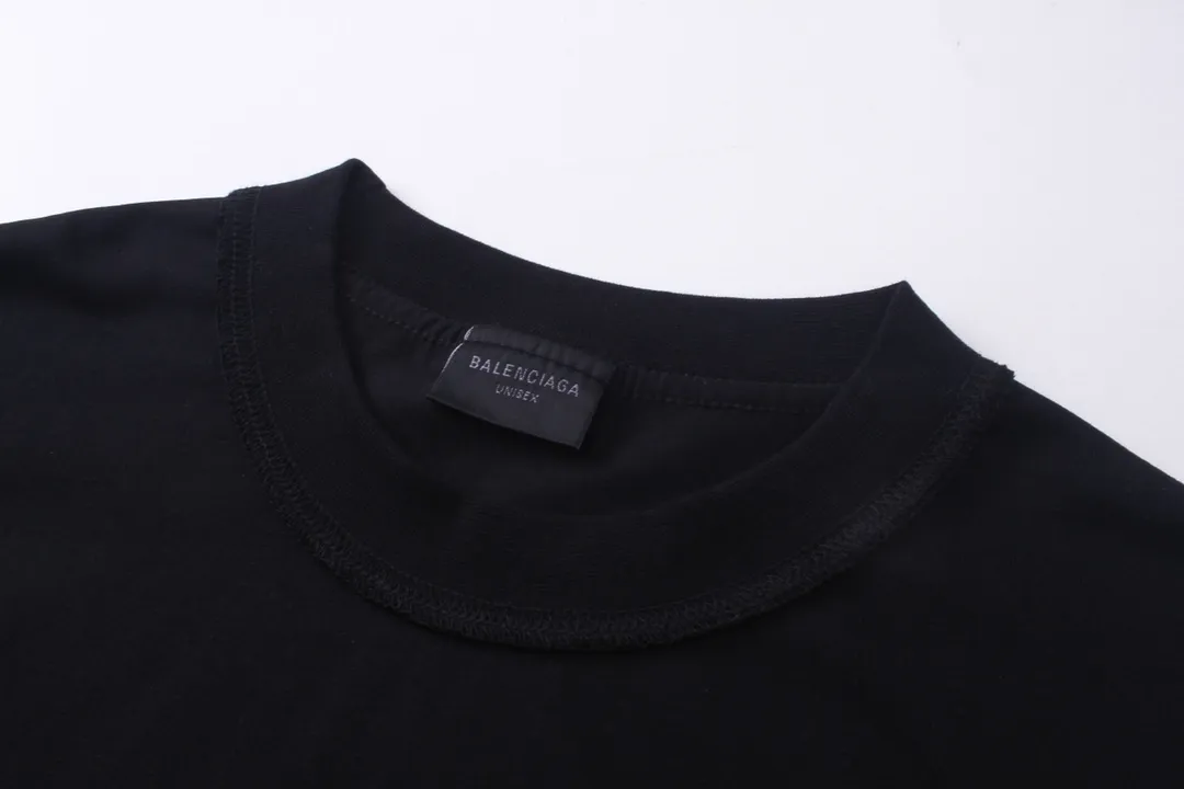 🅿️190 detailed pictures [Top version. Official website quality] BALENCI*GA/Paris. 24SS latest rainbow direct-injection short-sleeved T-shirt, all pattern details and colors are customized on Y boards, brick cabinets are synchronized. Genuine products are developed in the first time, and you can print and compare! The fabric is made of Paris ZP custom-woven and dyed cotton double yarn. Weighing 260 grams, the cloth surface is clean. The cloth pattern is clear, soft and comfortable. The threads are dyed with no color difference. The printing uses environmentally friendly imported materials for direct printing, and the color and gloss are consistent with the original product. The garments are worn out. The version adopts OS loose shoulder design. Same style for men and women. Code: BL223380 Color: black Size: XS to L