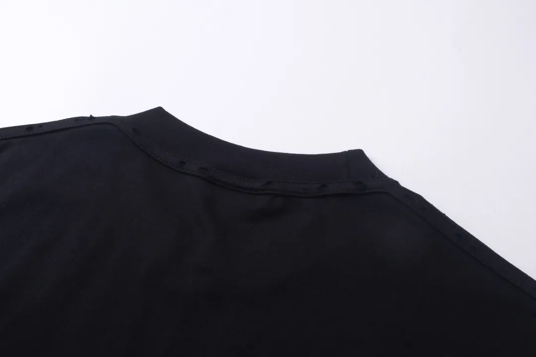 🅿️190 detailed pictures [Top version. Official website quality] BALENCI*GA/Paris. 24SS latest rainbow direct-injection short-sleeved T-shirt, all pattern details and colors are customized on Y boards, brick cabinets are synchronized. Genuine products are developed in the first time, and you can print and compare! The fabric is made of Paris ZP custom-woven and dyed cotton double yarn. Weighing 260 grams, the cloth surface is clean. The cloth pattern is clear, soft and comfortable. The threads are dyed with no color difference. The printing uses environmentally friendly imported materials for direct printing, and the color and gloss are consistent with the original product. The garments are worn out. The version adopts OS loose shoulder design. Same style for men and women. Code: BL223380 Color: black Size: XS to L