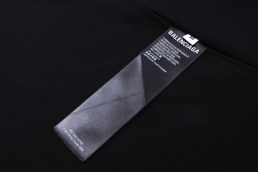 🅿️190 detailed pictures [Top version. Official website quality] BALENCI*GA/Paris. 24SS latest rainbow direct-injection short-sleeved T-shirt, all pattern details and colors are customized on Y boards, brick cabinets are synchronized. Genuine products are developed in the first time, and you can print and compare! The fabric is made of Paris ZP custom-woven and dyed cotton double yarn. Weighing 260 grams, the cloth surface is clean. The cloth pattern is clear, soft and comfortable. The threads are dyed with no color difference. The printing uses environmentally friendly imported materials for direct printing, and the color and gloss are consistent with the original product. The garments are worn out. The version adopts OS loose shoulder design. Same style for men and women. Code: BL223380 Color: black Size: XS to L