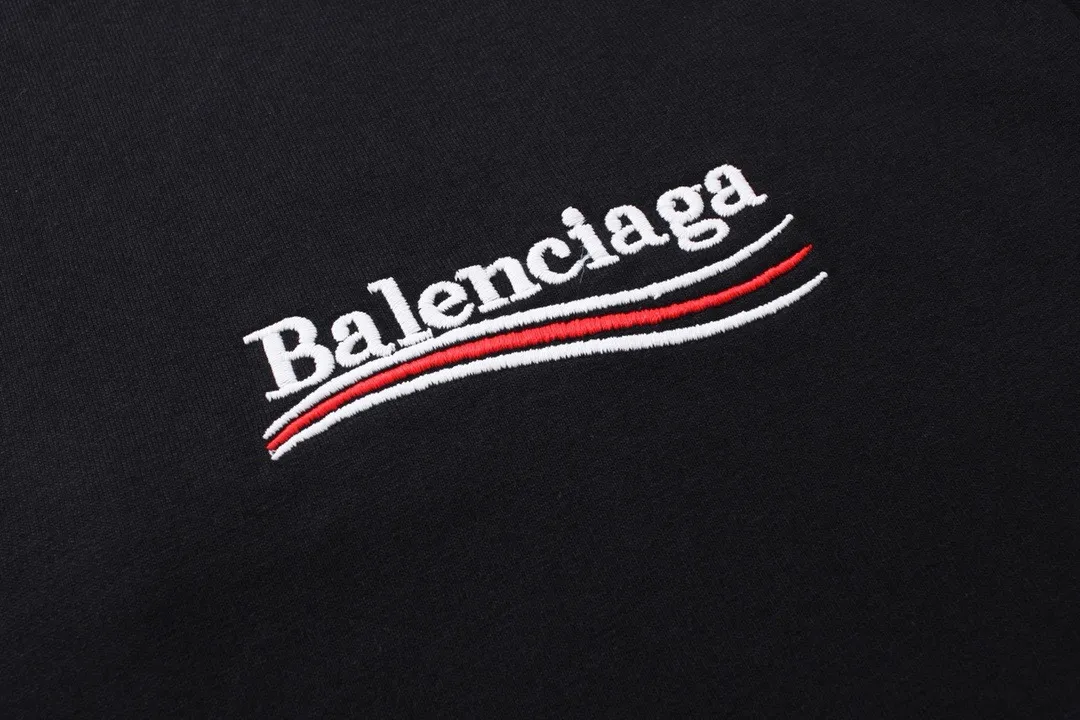 🅿️190 Real photos [Top version. Official website quality] BALENCI*GA/Paris#Classic.Coke embroidered long-sleeved T-shirt# The fabric is made of Paris ZP custom-woven and dyed cotton double yarn. Weighing 260 grams, the cloth surface is clean. The cloth pattern is clear, soft and comfortable. The threads are dyed with no color difference. The classic pattern embroidery uses an imported embroidery machine, and the embroidery thread color is embroidered according to the original color. It is produced according to the pictures in the Jubie market. The letters are clear. The three-dimensional effect is strong. The version adopts the OS loose shoulder design. The same style for men and women. Coding: BL225007 Color: Black Size: XS S M L
