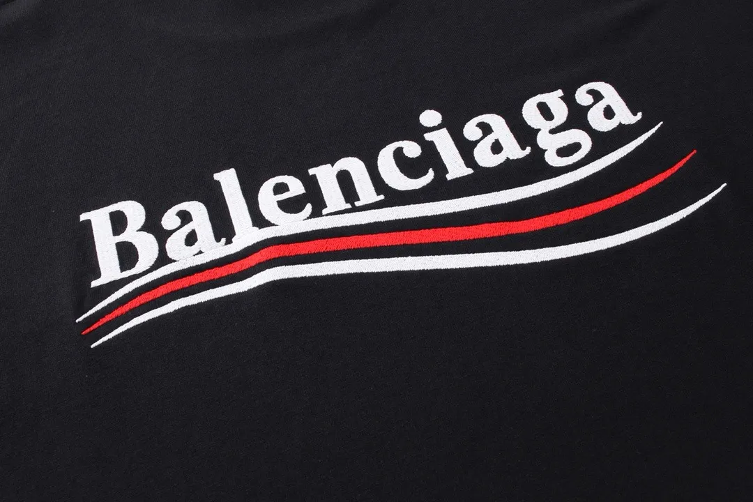 🅿️190 Real photos [Top version. Official website quality] BALENCI*GA/Paris#Classic.Coke embroidered long-sleeved T-shirt# The fabric is made of Paris ZP custom-woven and dyed cotton double yarn. Weighing 260 grams, the cloth surface is clean. The cloth pattern is clear, soft and comfortable. The threads are dyed with no color difference. The classic pattern embroidery uses an imported embroidery machine, and the embroidery thread color is embroidered according to the original color. It is produced according to the pictures in the Jubie market. The letters are clear. The three-dimensional effect is strong. The version adopts the OS loose shoulder design. The same style for men and women. Coding: BL225007 Color: Black Size: XS S M L