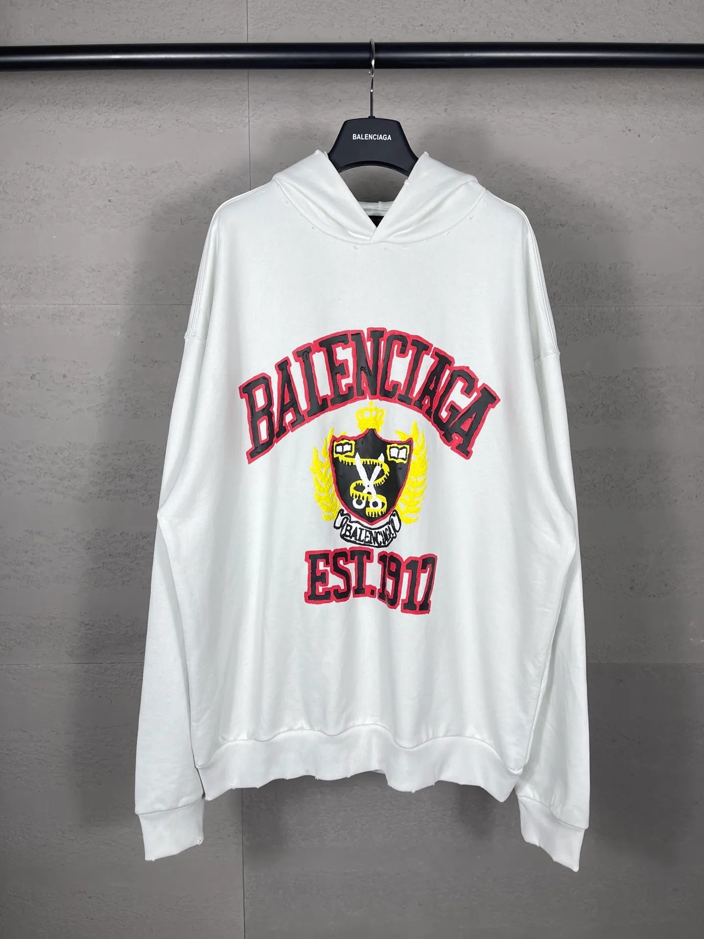 🅿️316 Actual pictures [Top version. Official website quality] BALENCI*GA/Paris. 23 spring new style, Crown wheat scissors foam printing technology. Ready-to-wear distressed washed long-sleeved hooded sweatshirt. Brick cabinet synchronization. The fabric is made of Paris ZP custom-woven and dyed cotton David sweatshirt. The weight is 450 grams, the cloth surface is clean. The cloth pattern is clear, soft and comfortable. The threads are dyed with no color difference. The classic pattern is printed with environmentally friendly imported materials, hand-painted effect foam printing, the effect is three-dimensional and restores the brick cabinet. Different market currencies, welcome to compare. The version adopts OS loose shoulder design. Same style for men and women. Code: BL238067 Color: washed black, off-white Size: XS S M L