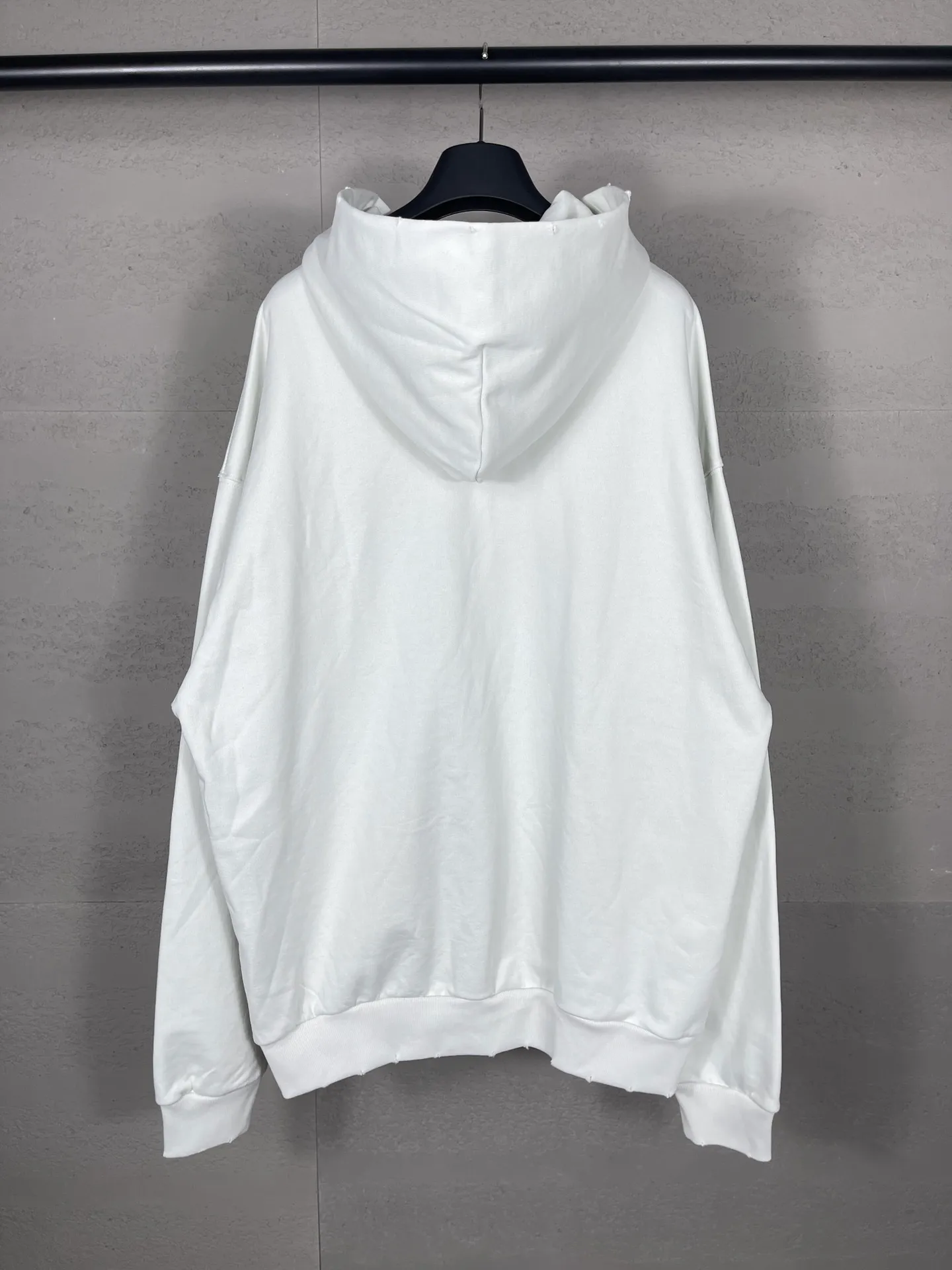 🅿️316 Actual pictures [Top version. Official website quality] BALENCI*GA/Paris. 23 spring new style, Crown wheat scissors foam printing technology. Ready-to-wear distressed washed long-sleeved hooded sweatshirt. Brick cabinet synchronization. The fabric is made of Paris ZP custom-woven and dyed cotton David sweatshirt. The weight is 450 grams, the cloth surface is clean. The cloth pattern is clear, soft and comfortable. The threads are dyed with no color difference. The classic pattern is printed with environmentally friendly imported materials, hand-painted effect foam printing, the effect is three-dimensional and restores the brick cabinet. Different market currencies, welcome to compare. The version adopts OS loose shoulder design. Same style for men and women. Code: BL238067 Color: washed black, off-white Size: XS S M L