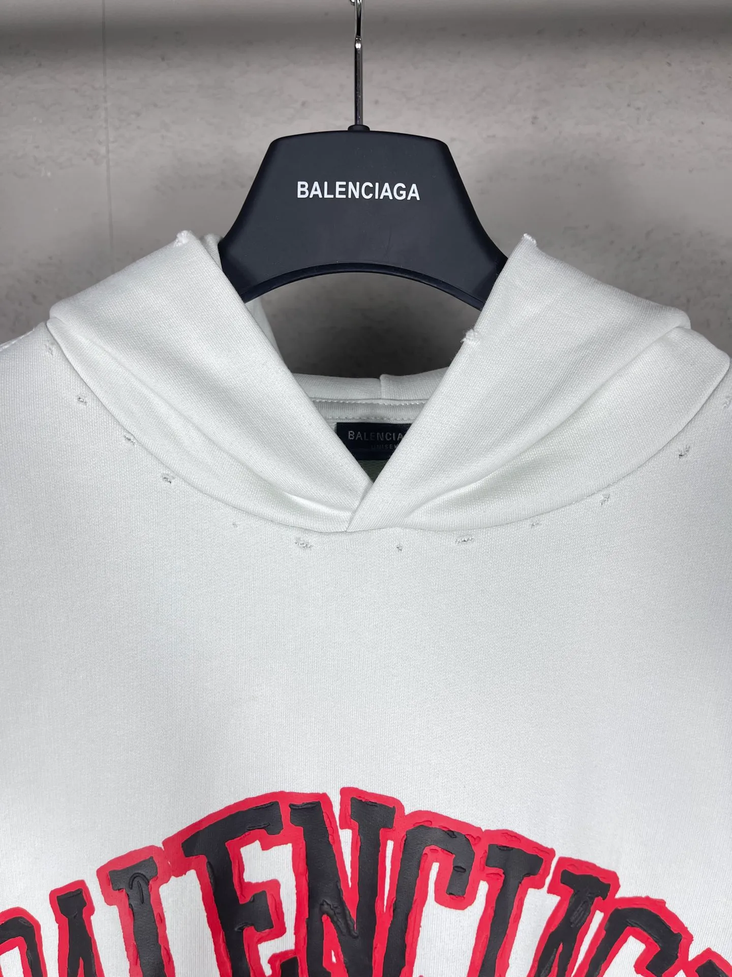 🅿️316 Actual pictures [Top version. Official website quality] BALENCI*GA/Paris. 23 spring new style, Crown wheat scissors foam printing technology. Ready-to-wear distressed washed long-sleeved hooded sweatshirt. Brick cabinet synchronization. The fabric is made of Paris ZP custom-woven and dyed cotton David sweatshirt. The weight is 450 grams, the cloth surface is clean. The cloth pattern is clear, soft and comfortable. The threads are dyed with no color difference. The classic pattern is printed with environmentally friendly imported materials, hand-painted effect foam printing, the effect is three-dimensional and restores the brick cabinet. Different market currencies, welcome to compare. The version adopts OS loose shoulder design. Same style for men and women. Code: BL238067 Color: washed black, off-white Size: XS S M L