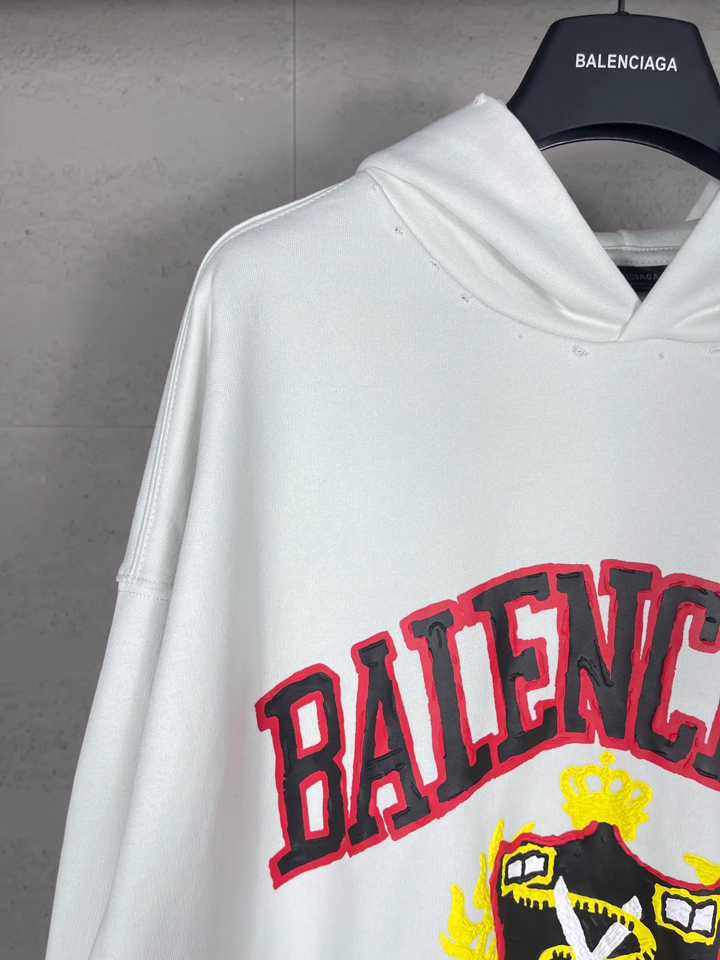 🅿️316 Actual pictures [Top version. Official website quality] BALENCI*GA/Paris. 23 spring new style, Crown wheat scissors foam printing technology. Ready-to-wear distressed washed long-sleeved hooded sweatshirt. Brick cabinet synchronization. The fabric is made of Paris ZP custom-woven and dyed cotton David sweatshirt. The weight is 450 grams, the cloth surface is clean. The cloth pattern is clear, soft and comfortable. The threads are dyed with no color difference. The classic pattern is printed with environmentally friendly imported materials, hand-painted effect foam printing, the effect is three-dimensional and restores the brick cabinet. Different market currencies, welcome to compare. The version adopts OS loose shoulder design. Same style for men and women. Code: BL238067 Color: washed black, off-white Size: XS S M L